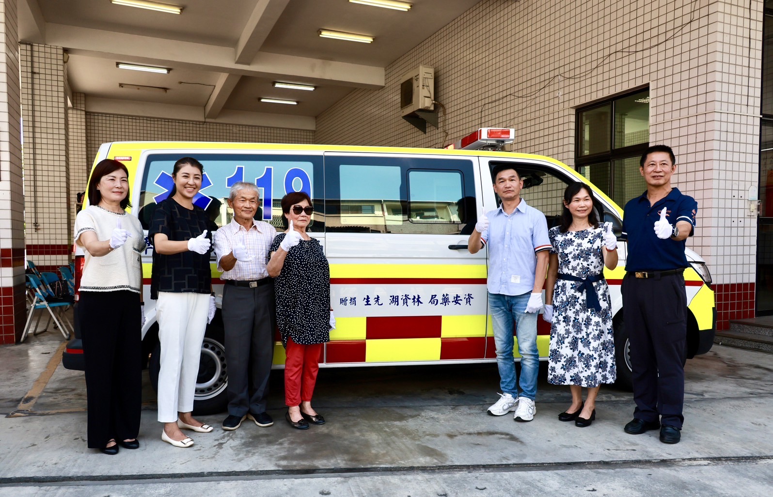 相關圖片2-林資湖老先生捐贈救護車及救護器材 許縣長表感謝