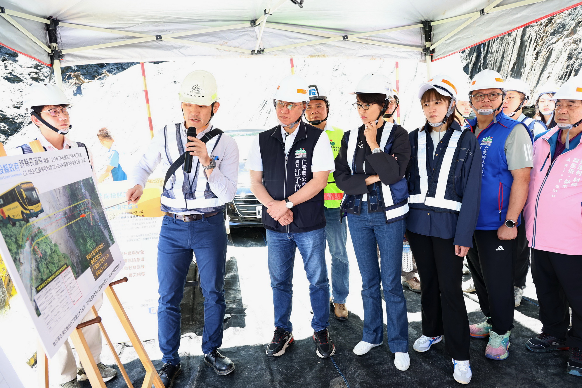 相關圖片1-投85線平靜橋復建工程進度超前 許縣長視察宣誓落實職安