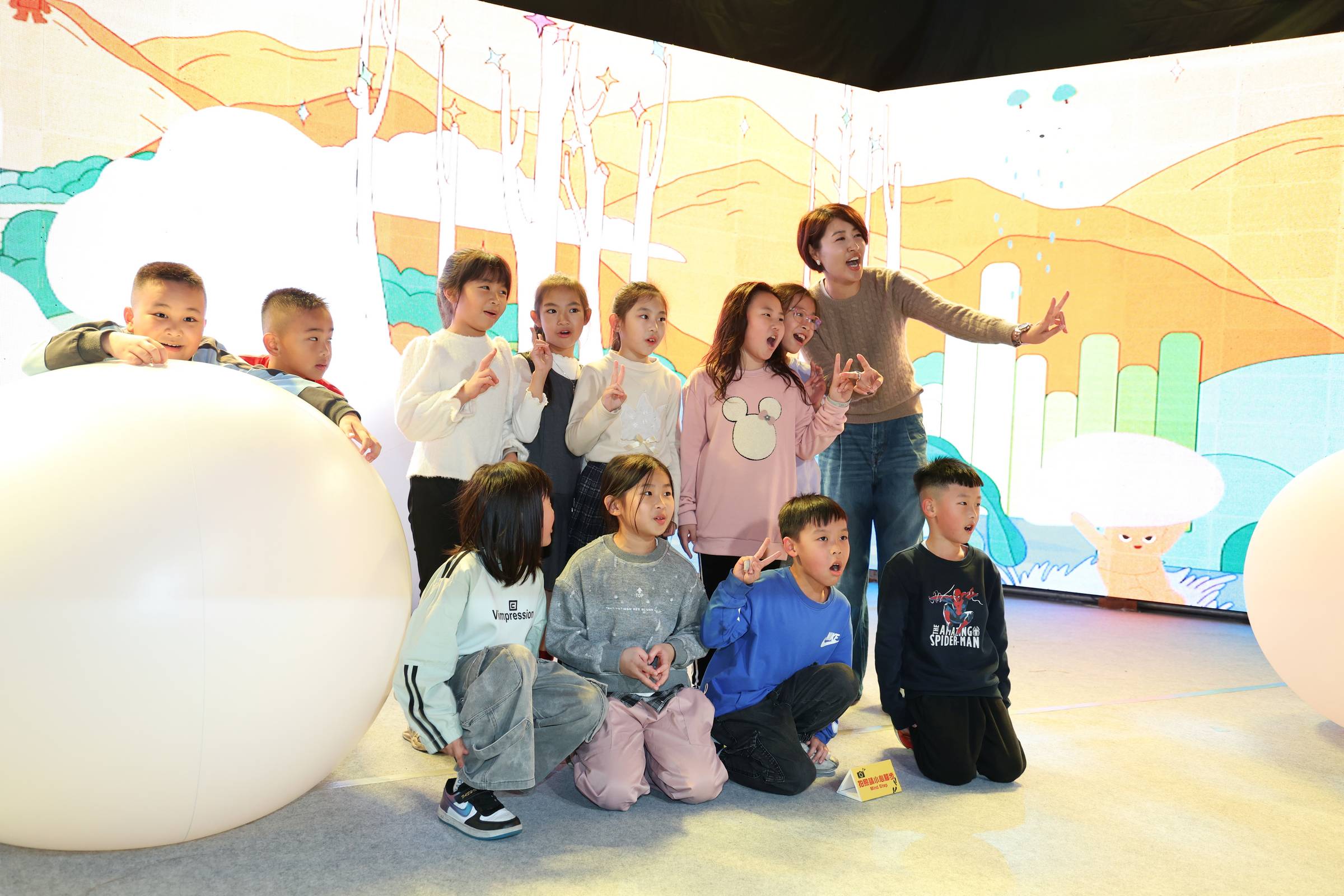 相關圖片7-南投燈會2度迎接金馬年驚豔試燈  小朋友追著許縣長玩透透