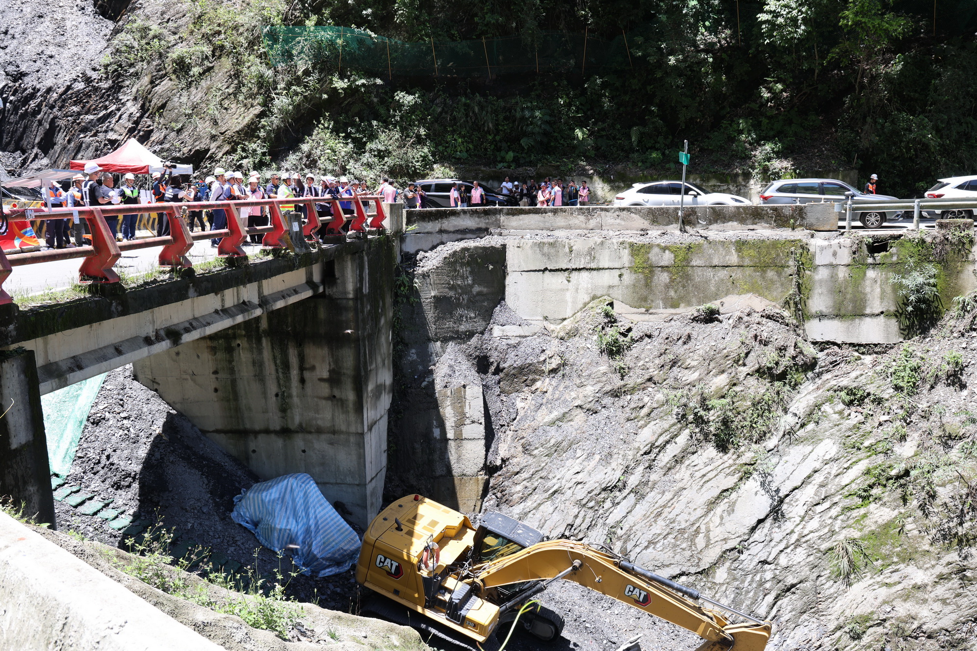 相關圖片3-投85線平靜橋復建工程進度超前 許縣長視察宣誓落實職安