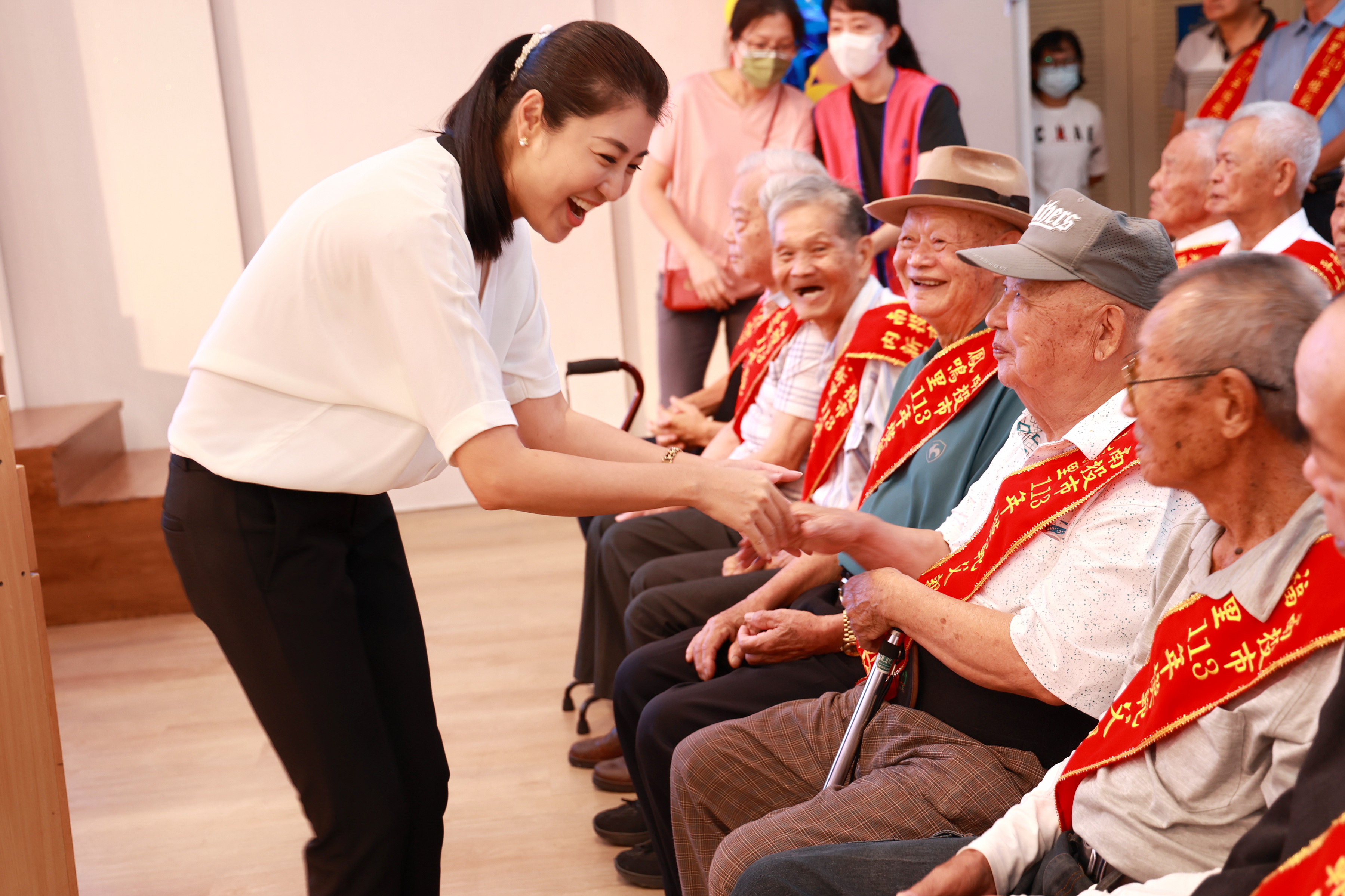 相關圖片1-　南投市公所表揚模範父親  許縣長祝父親節快樂