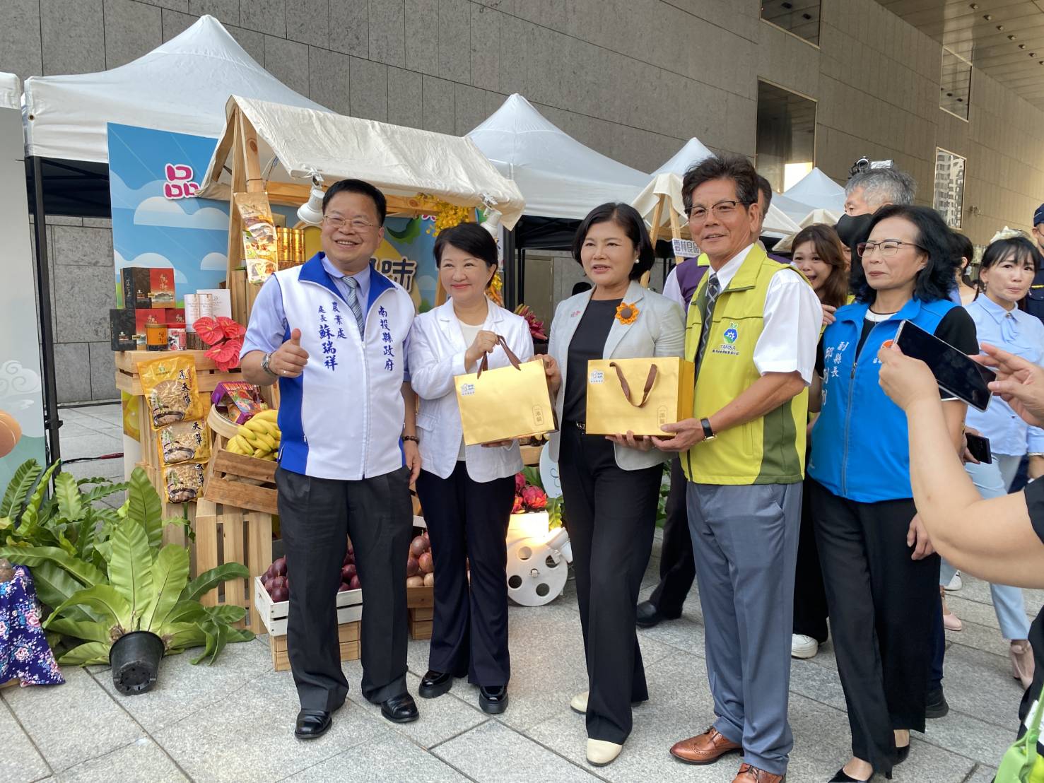 文章圖片-2024中臺灣農業行銷展售會 七縣市優質農特產品 「品味南投館」熱鬧登場