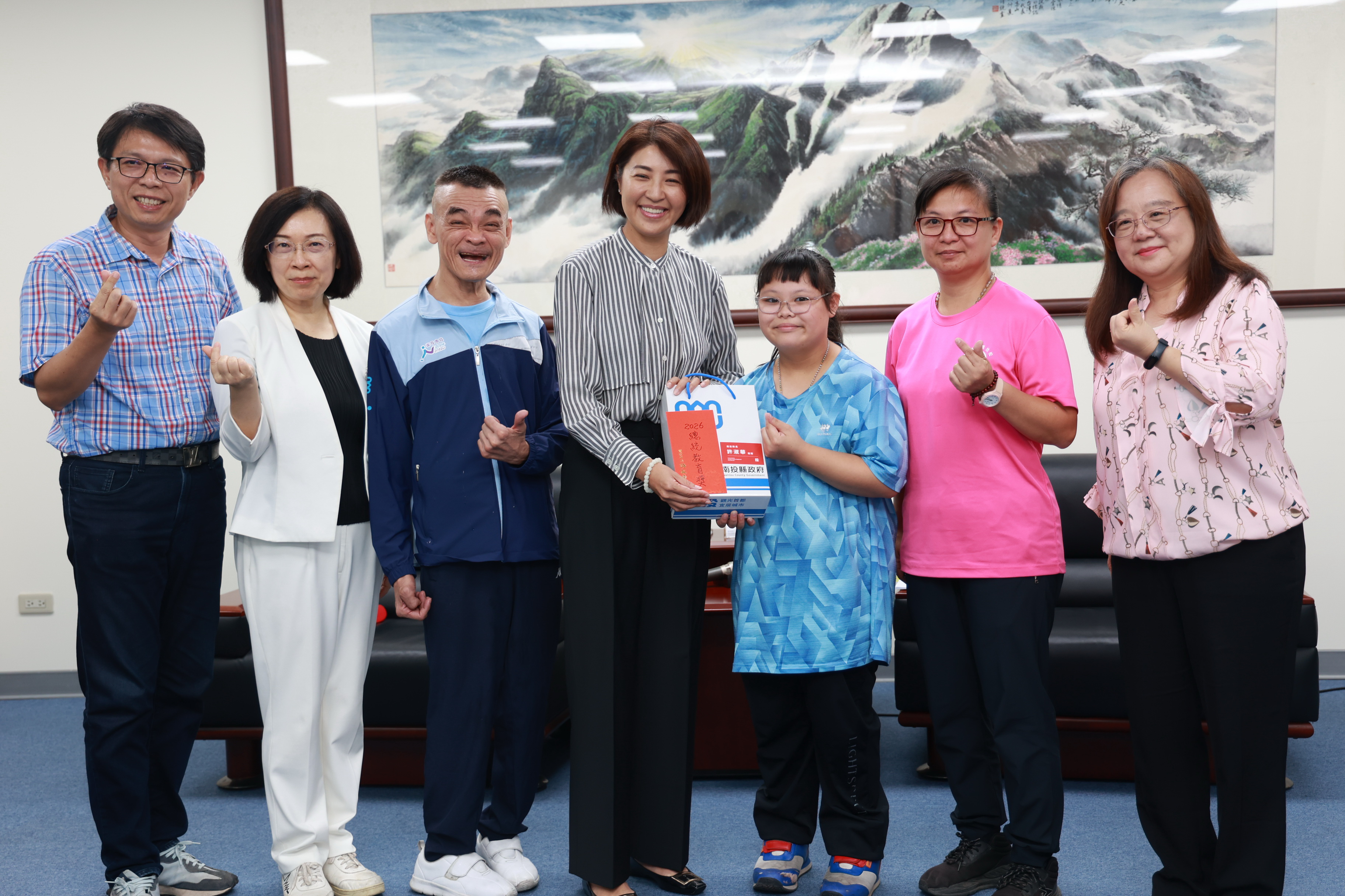 相關圖片2-南投兩學子榮獲總統教育獎  許淑華縣長力挺迎向希望
