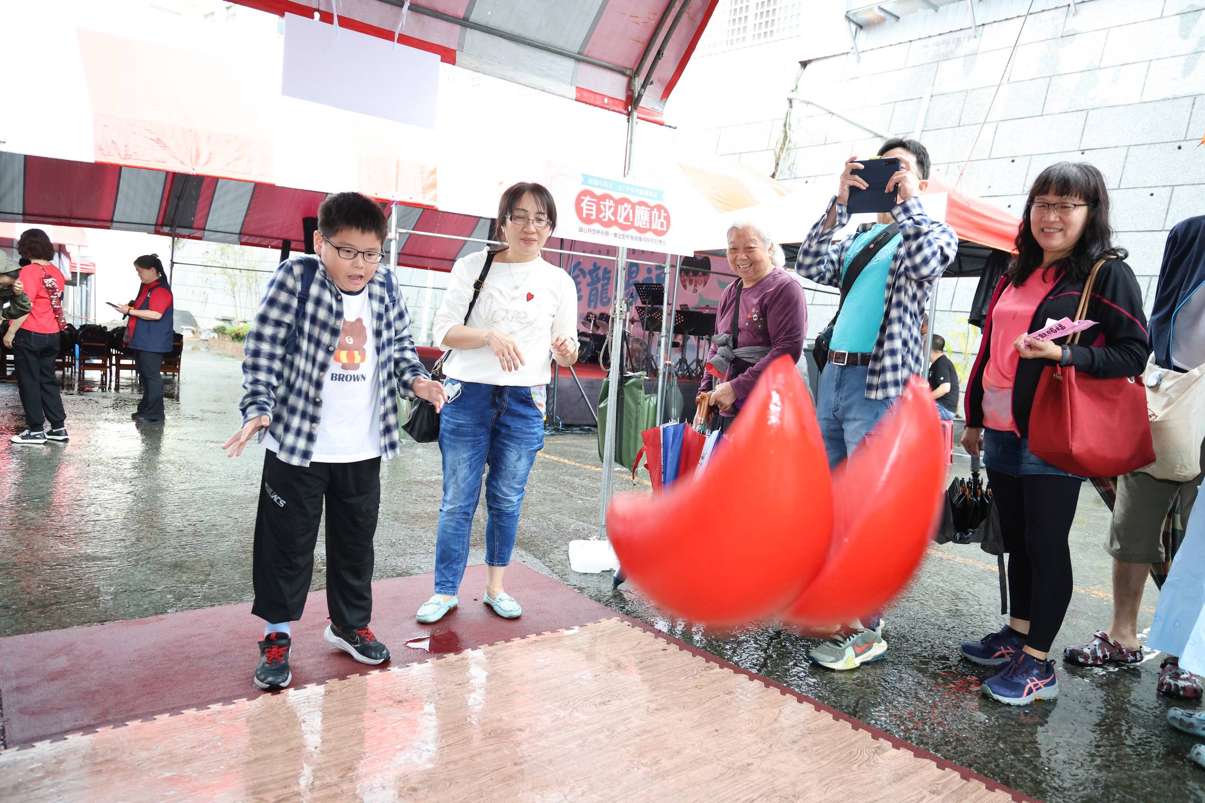 相關圖片3-「金龍賜福藝術文化節」迎春雨引人潮 同享信仰藝文公益之樂