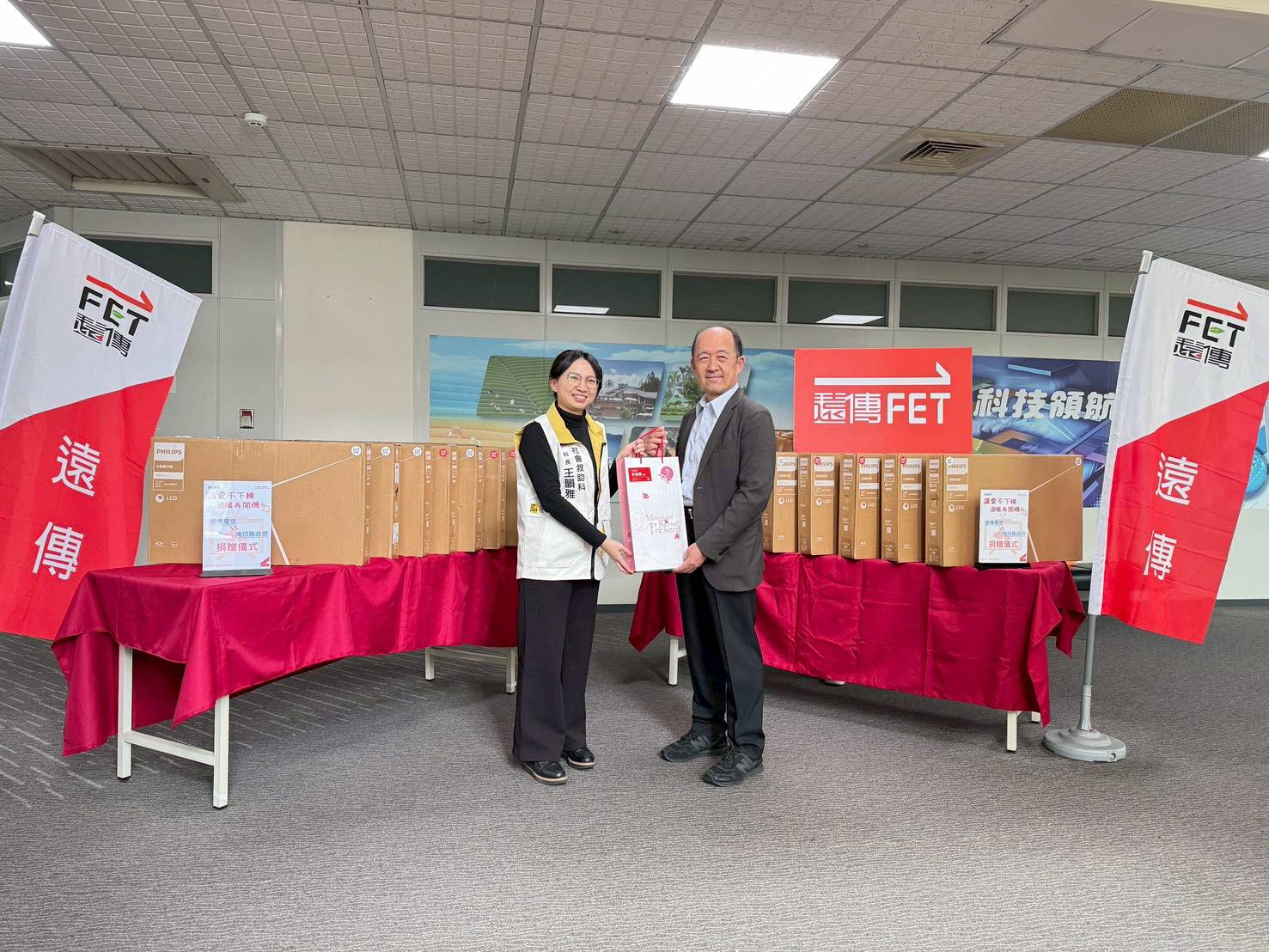 相關圖片1-遠傳電信捐贈20部再生液晶顯示器    關懷南投縣弱勢家庭