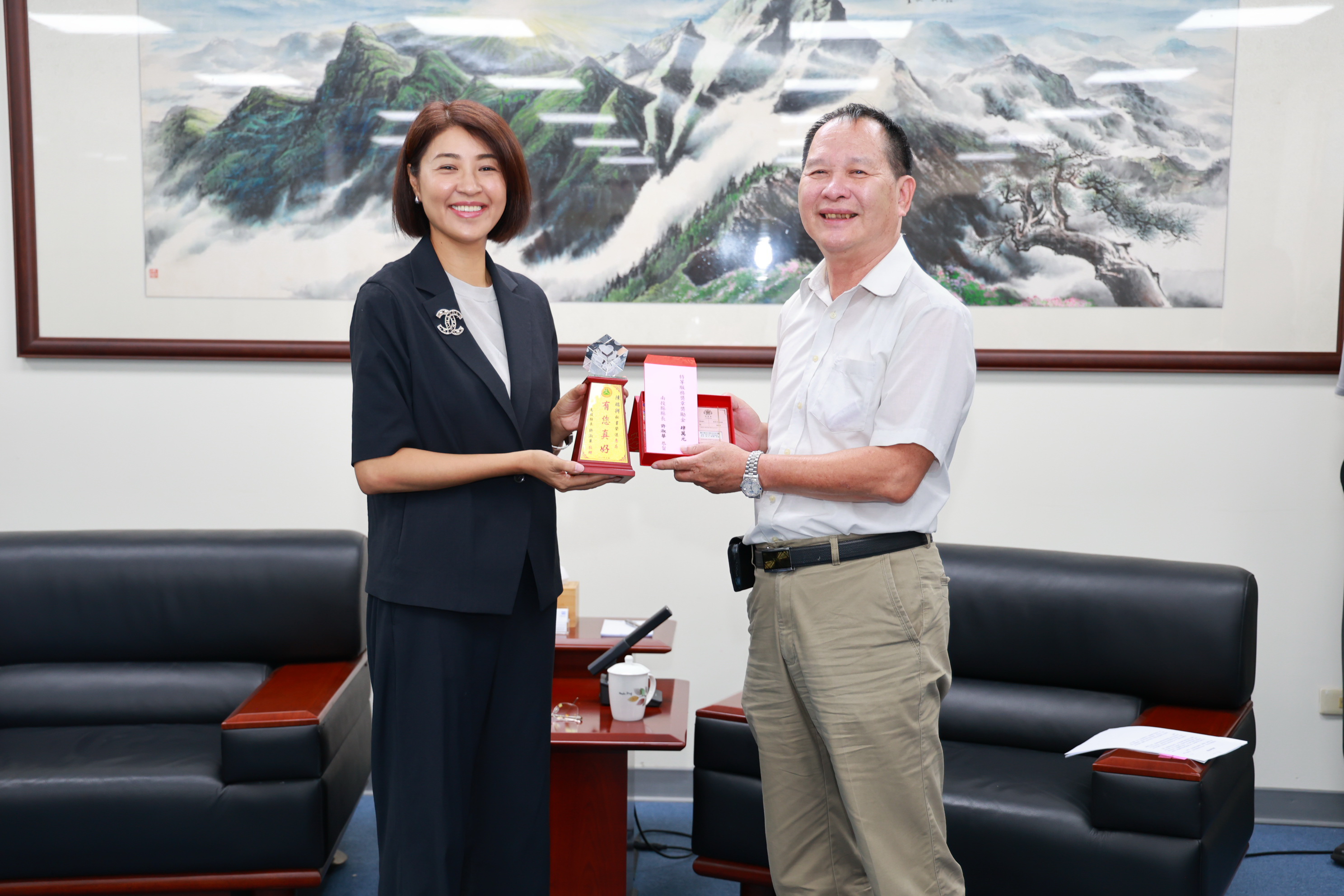 相關圖片6-縣府表揚6位退休人員　許縣長祝福感謝期傳承經驗