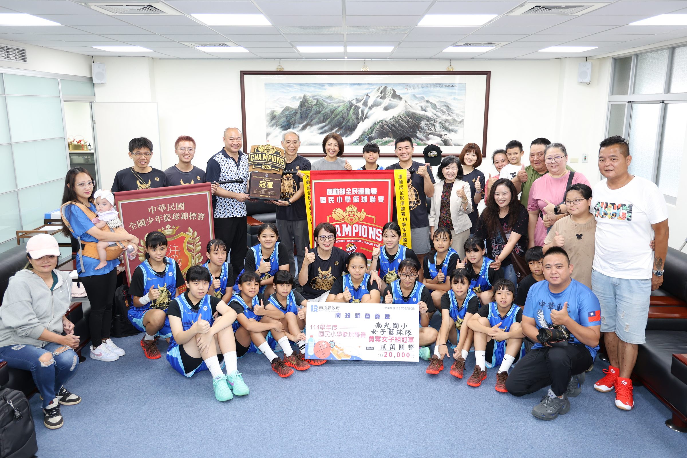 圖片-南光國小女籃勇奪全國EBL冠軍 許縣長表揚力讚「山城之霸」