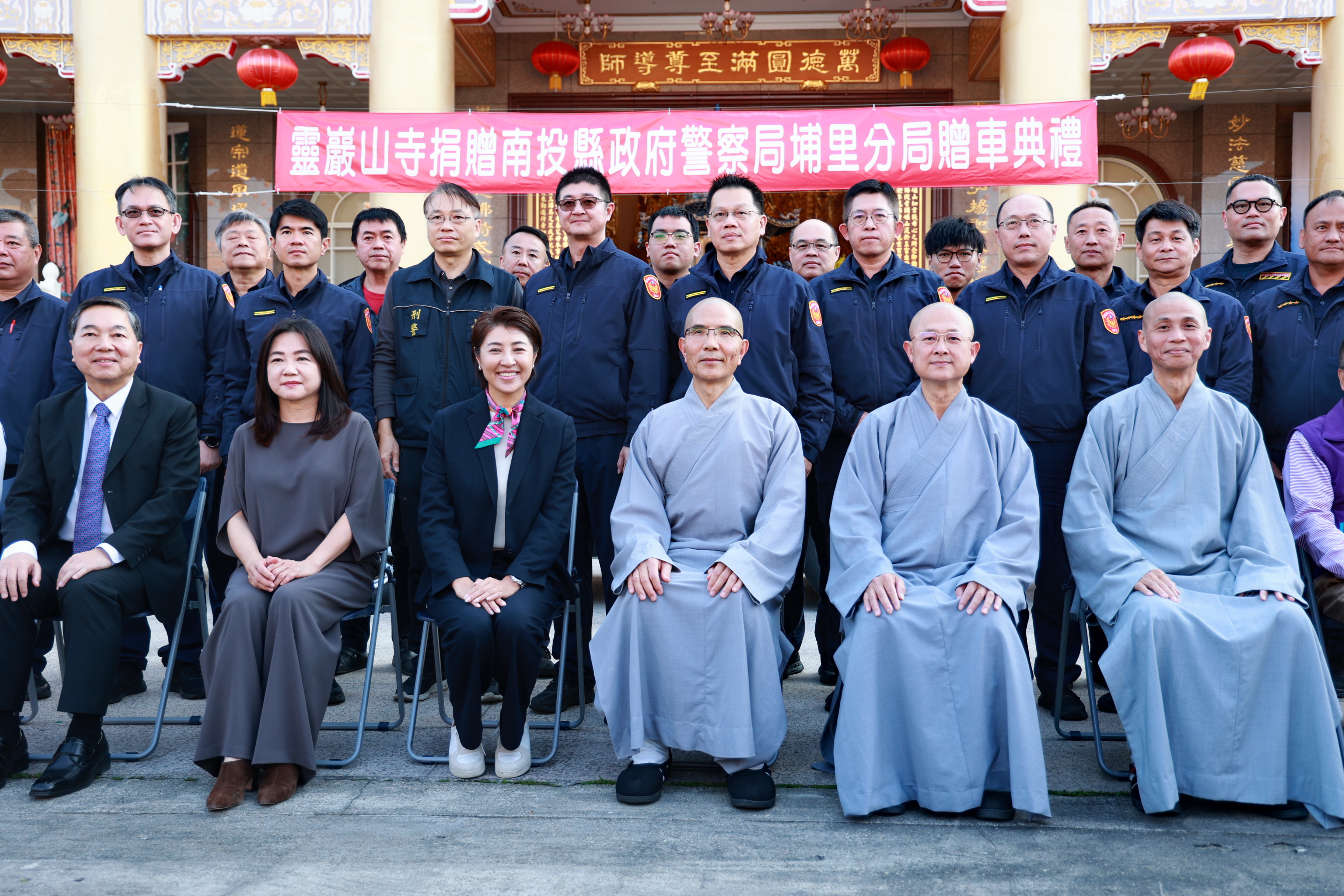 相關圖片3-佛門慈悲護治安  靈巖山寺捐贈三輛警用巡邏車　