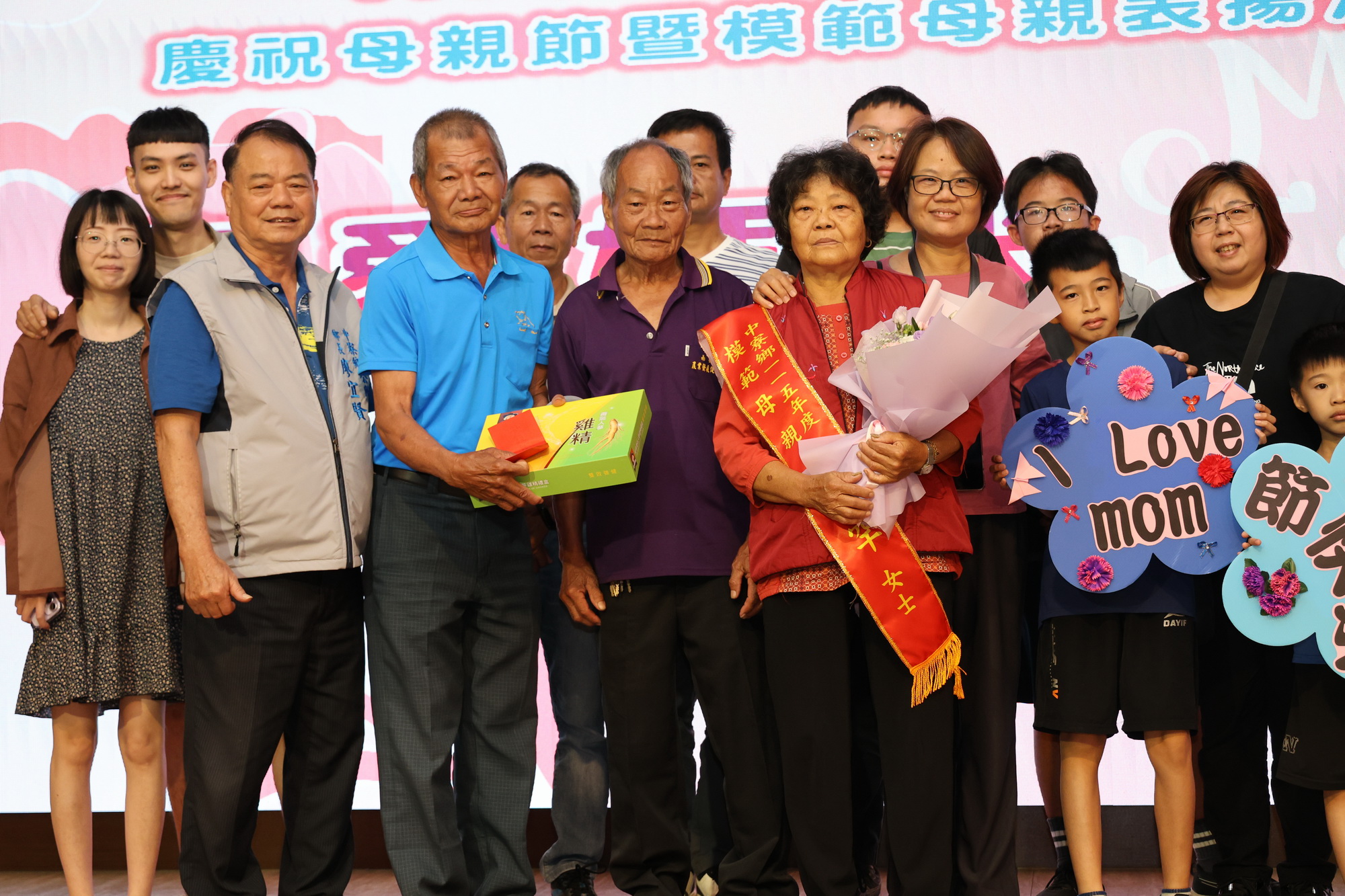 相關圖片2-中寮鄉表揚模範母親  許縣長出席祝賀