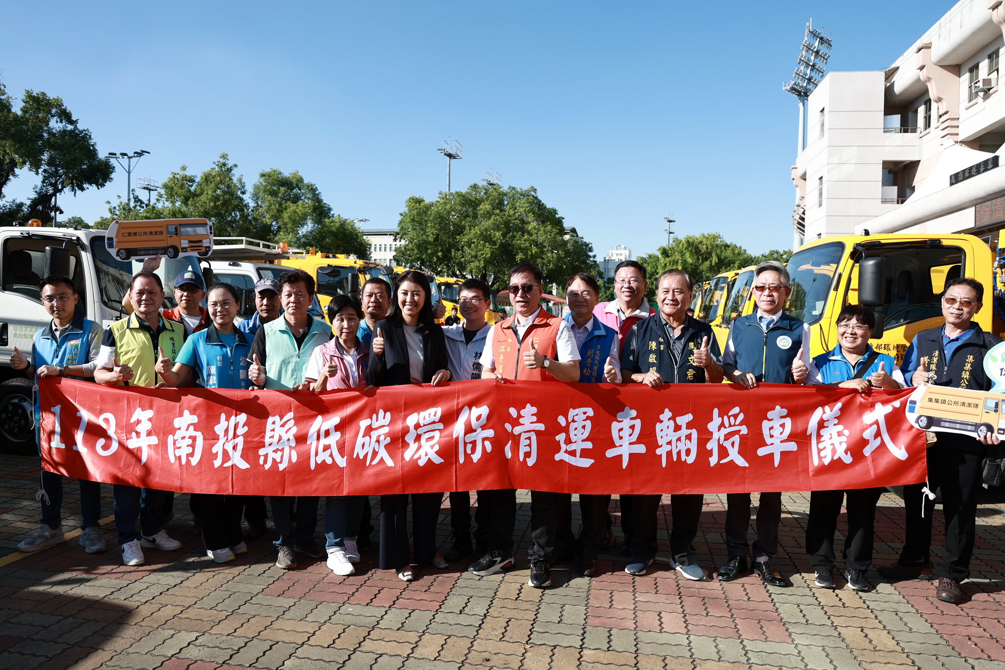 other image4-14 Low-carbon Garbage Trucks Purchased by County Government for Replacement Benefited 10 Townships. Nov. 26th