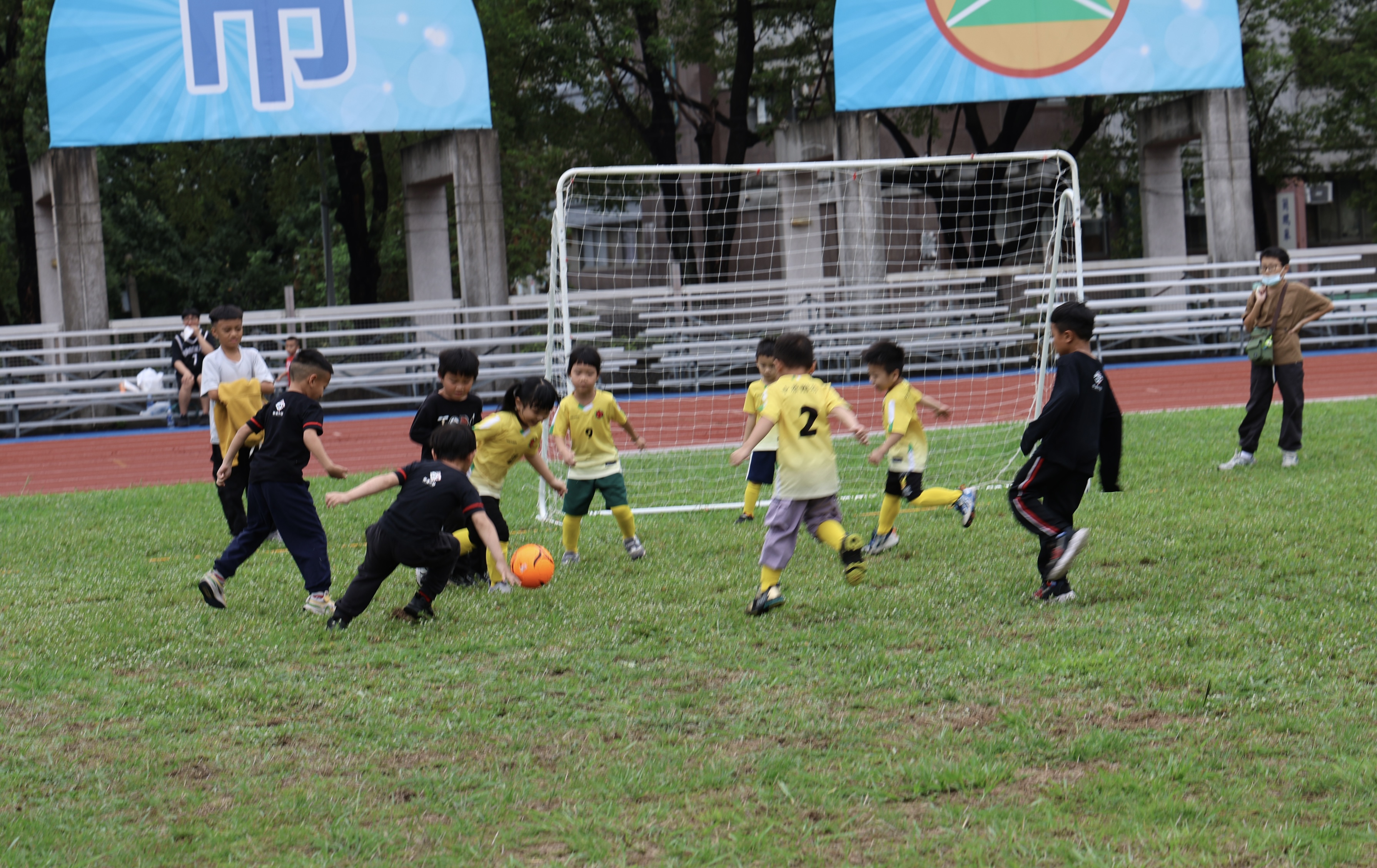 相關圖片8-南投璉紅盃足球賽登場  78隊小選手歡喜領取人生第一面姓名獎牌