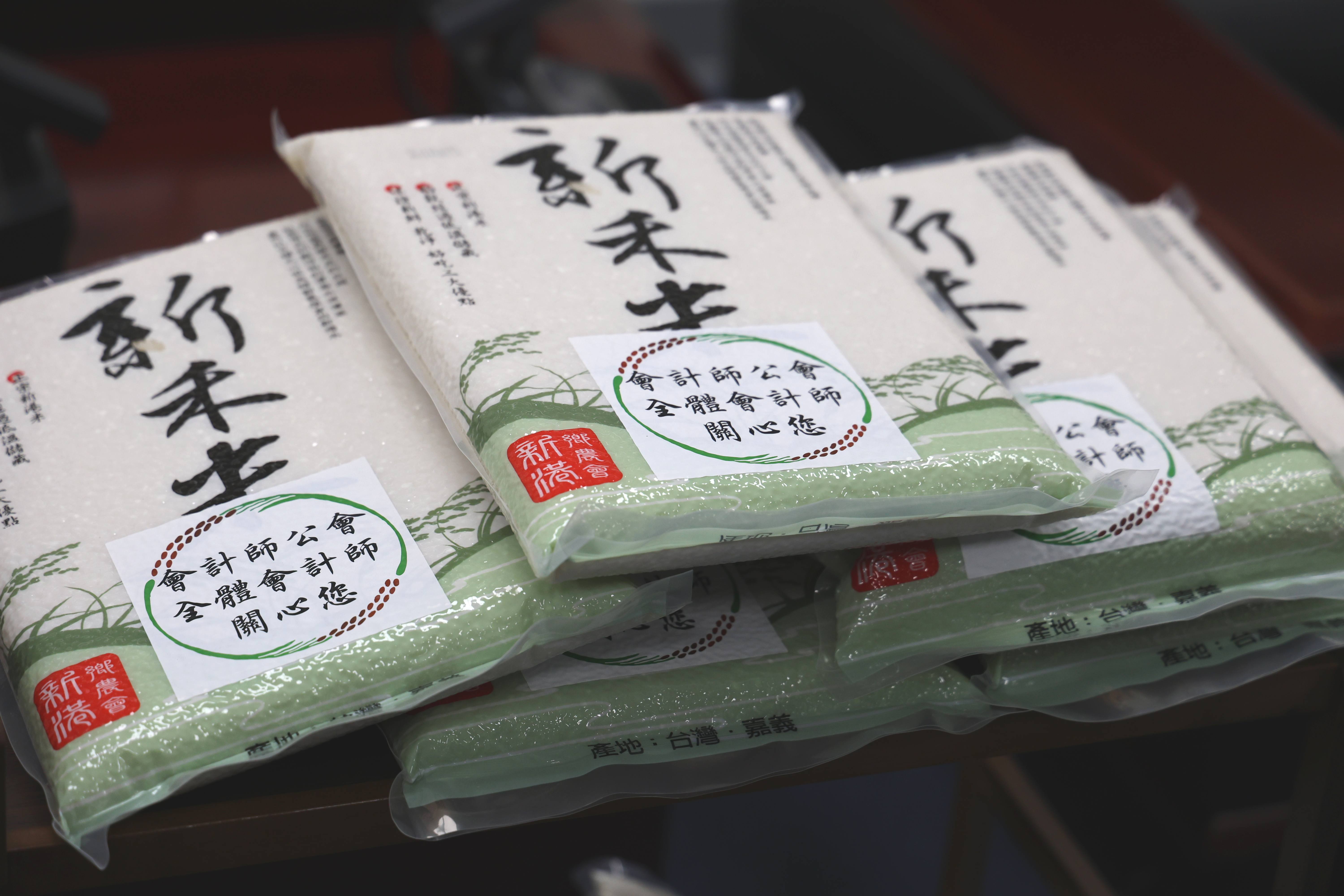 相關圖片2-會計師公會捐贈千包白米 許縣長感謝嘉惠弱勢家戶