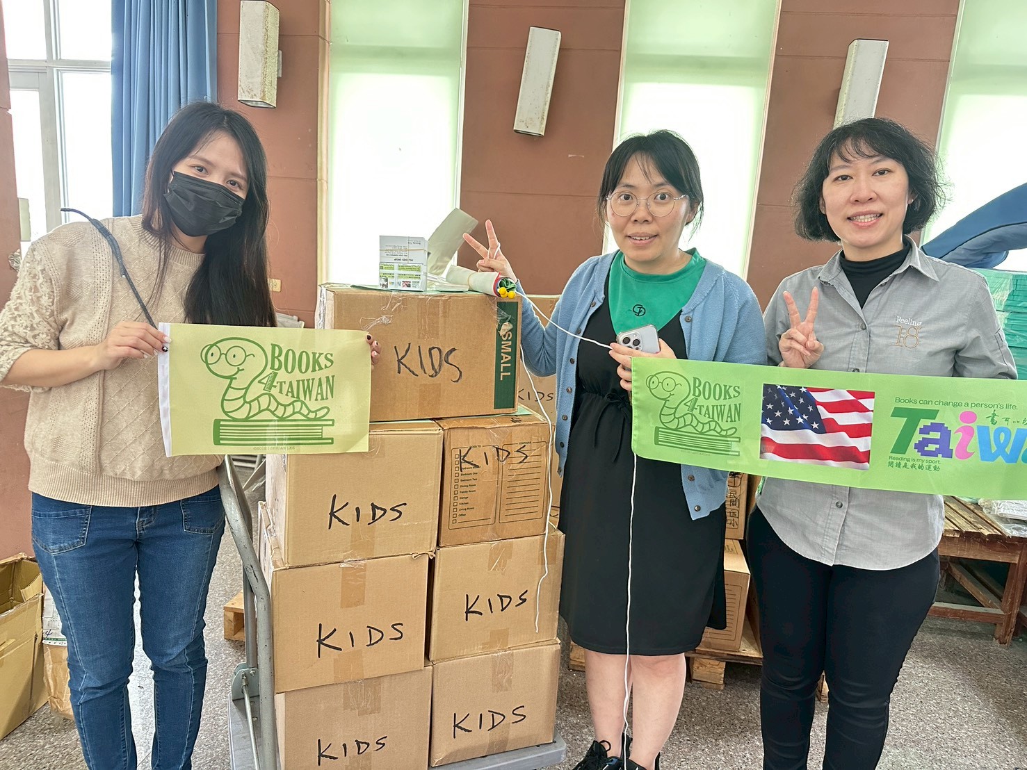 相關圖片6-萬卷洋書跨海抵達南投！24所學校參與「115年Books For Taiwan免費外文書索取計畫」領書活動 3月2日起於名間國小熱烈展開，齊力推動 60箱英語資源直送校園教學現場