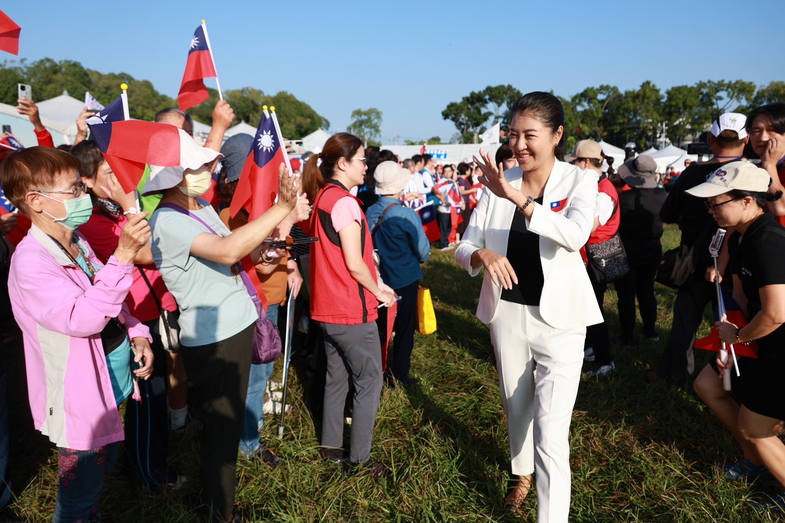 相關圖片4-5千人升旗高呼中華民國生日快樂 場面溫馨隆重