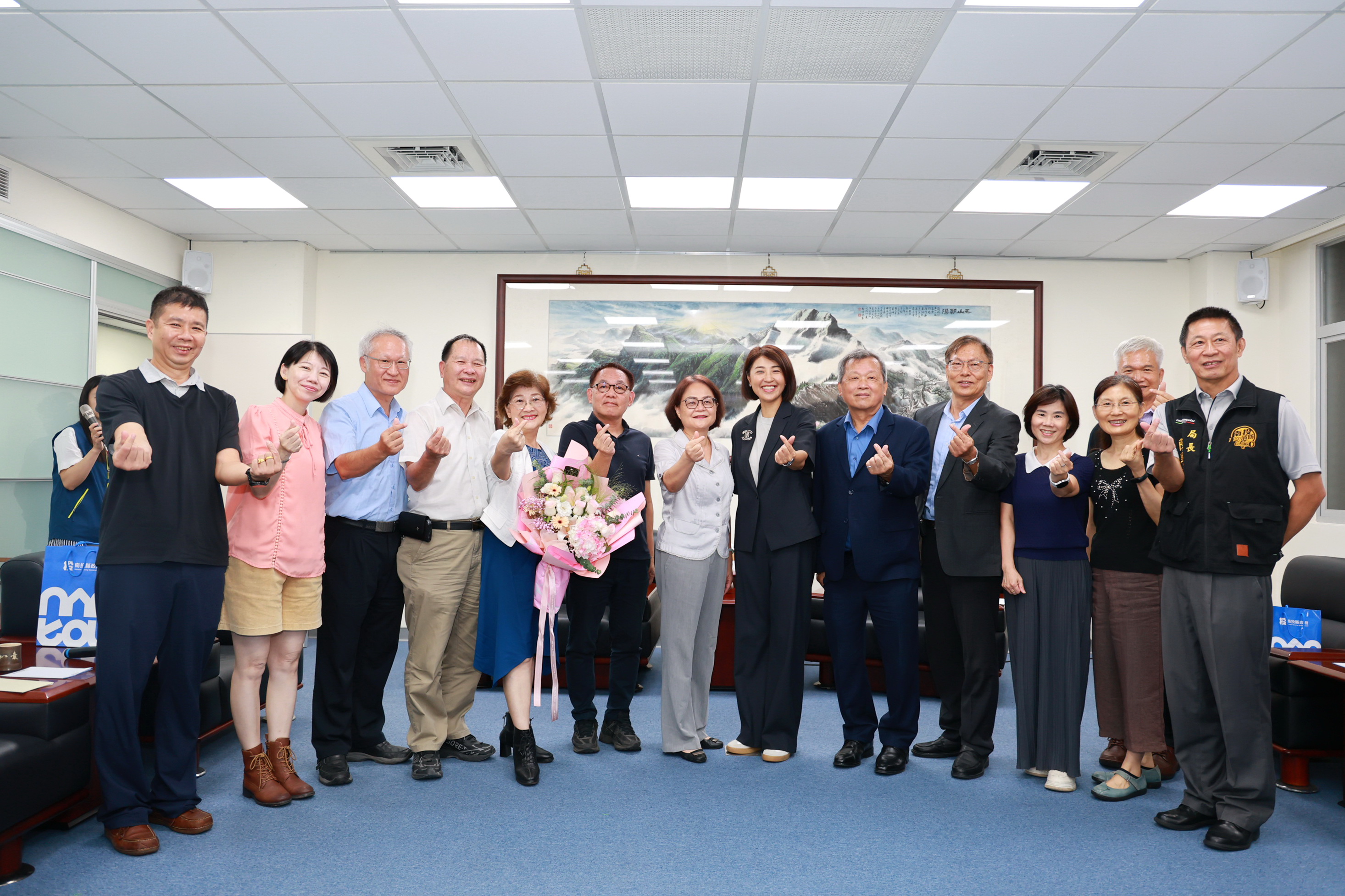 圖片-縣府表揚6位退休人員　許縣長祝福感謝期傳承經驗