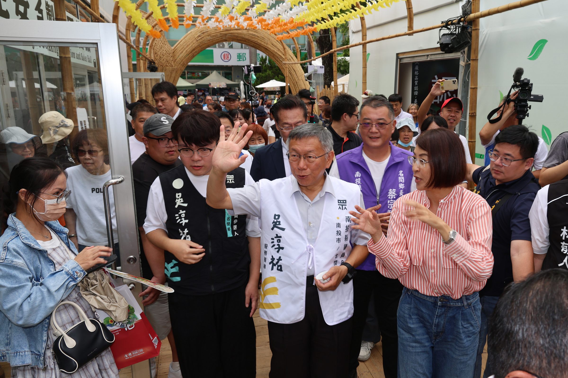 圖片-許縣長陪「柯P」柯文哲逛茶博 粉絲如潮爭相合影熱度旺