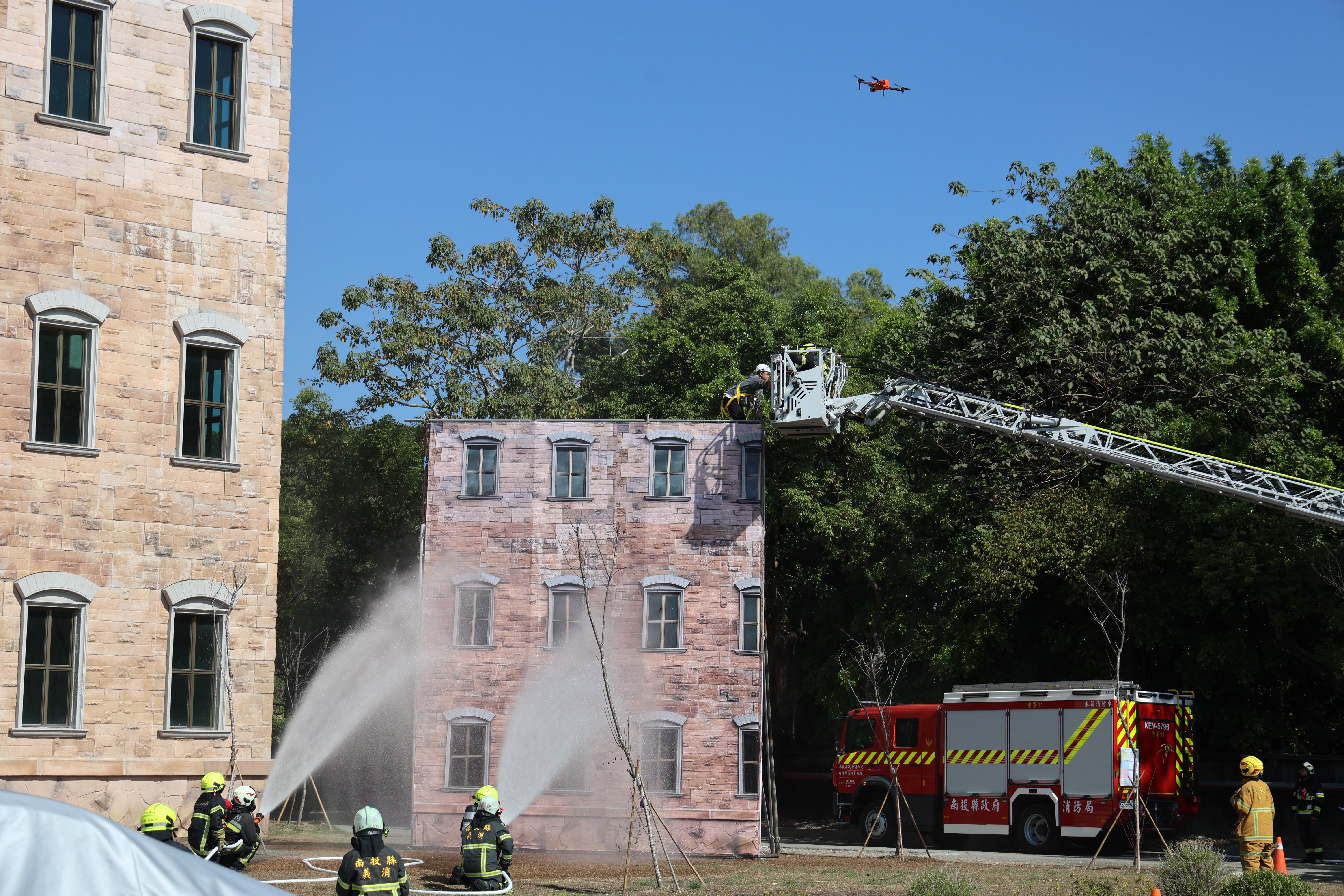 相關圖片3-南投縣119擴大防災演習副縣長王瑞德視導  展示電動車新式滅火器材 強化春節救災量能