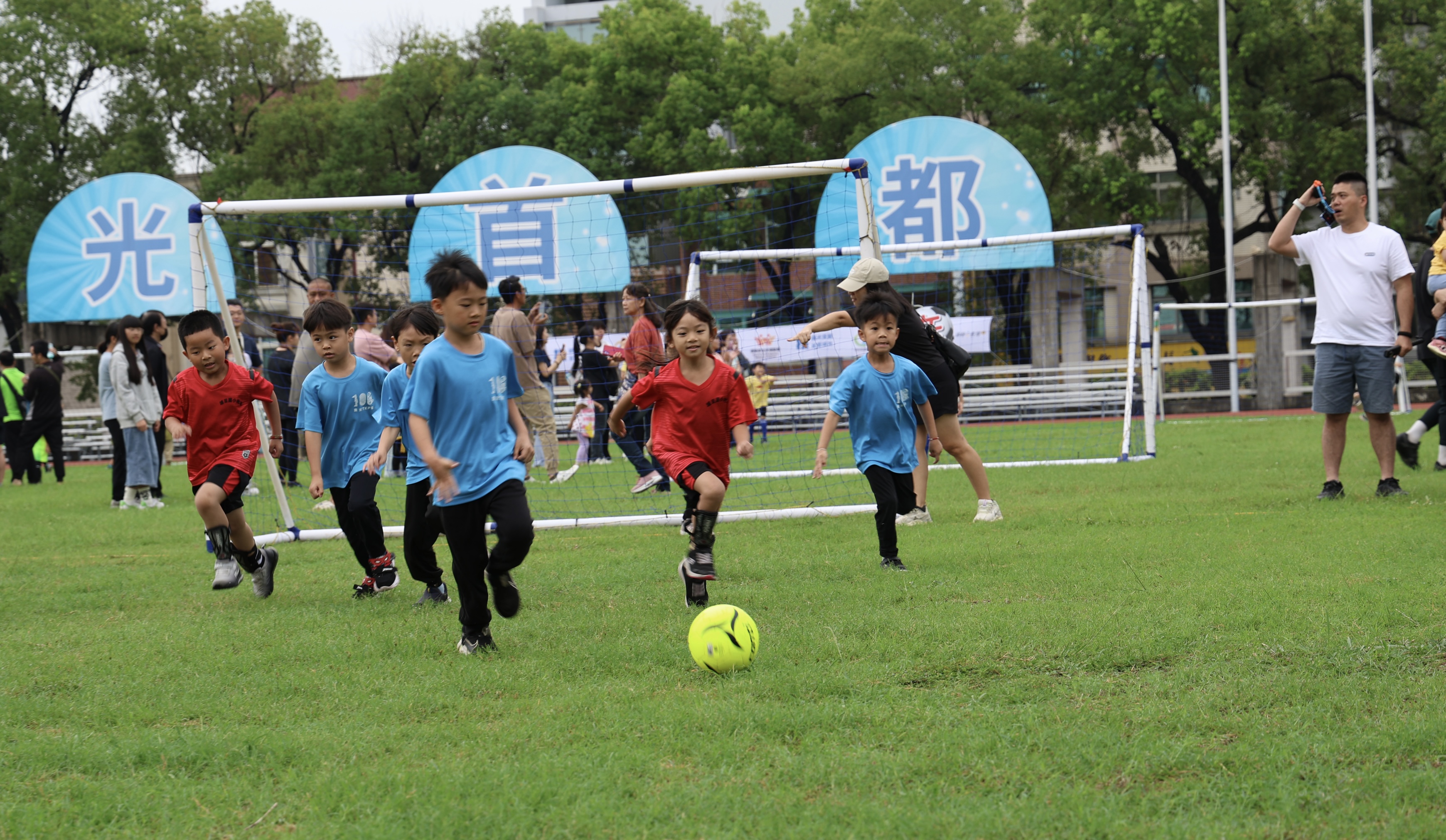 相關圖片7-南投璉紅盃足球賽登場  78隊小選手歡喜領取人生第一面姓名獎牌