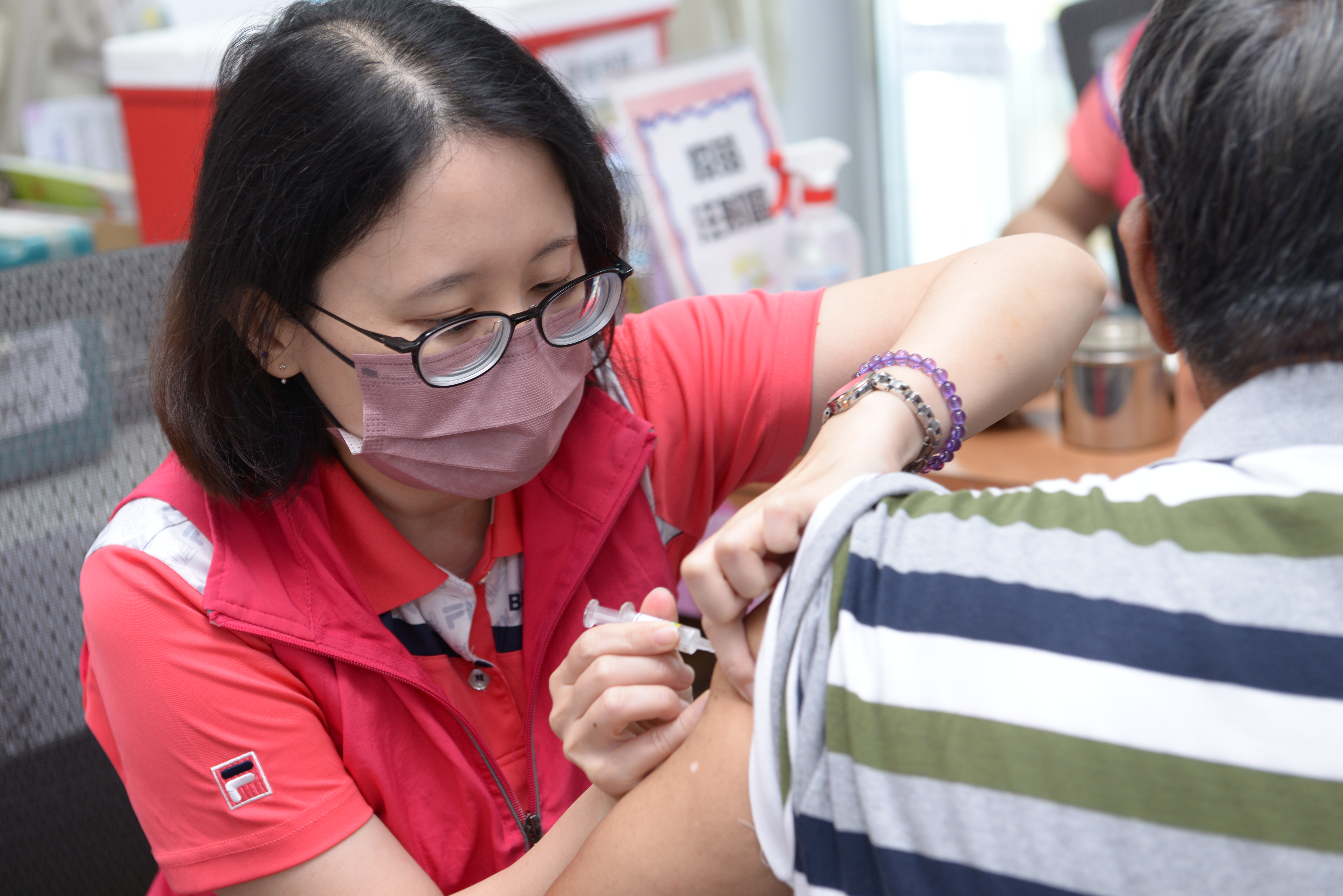 相關圖片2-清明連假將至，呼籲長者及高風險族群儘速接種流感與新冠疫苗