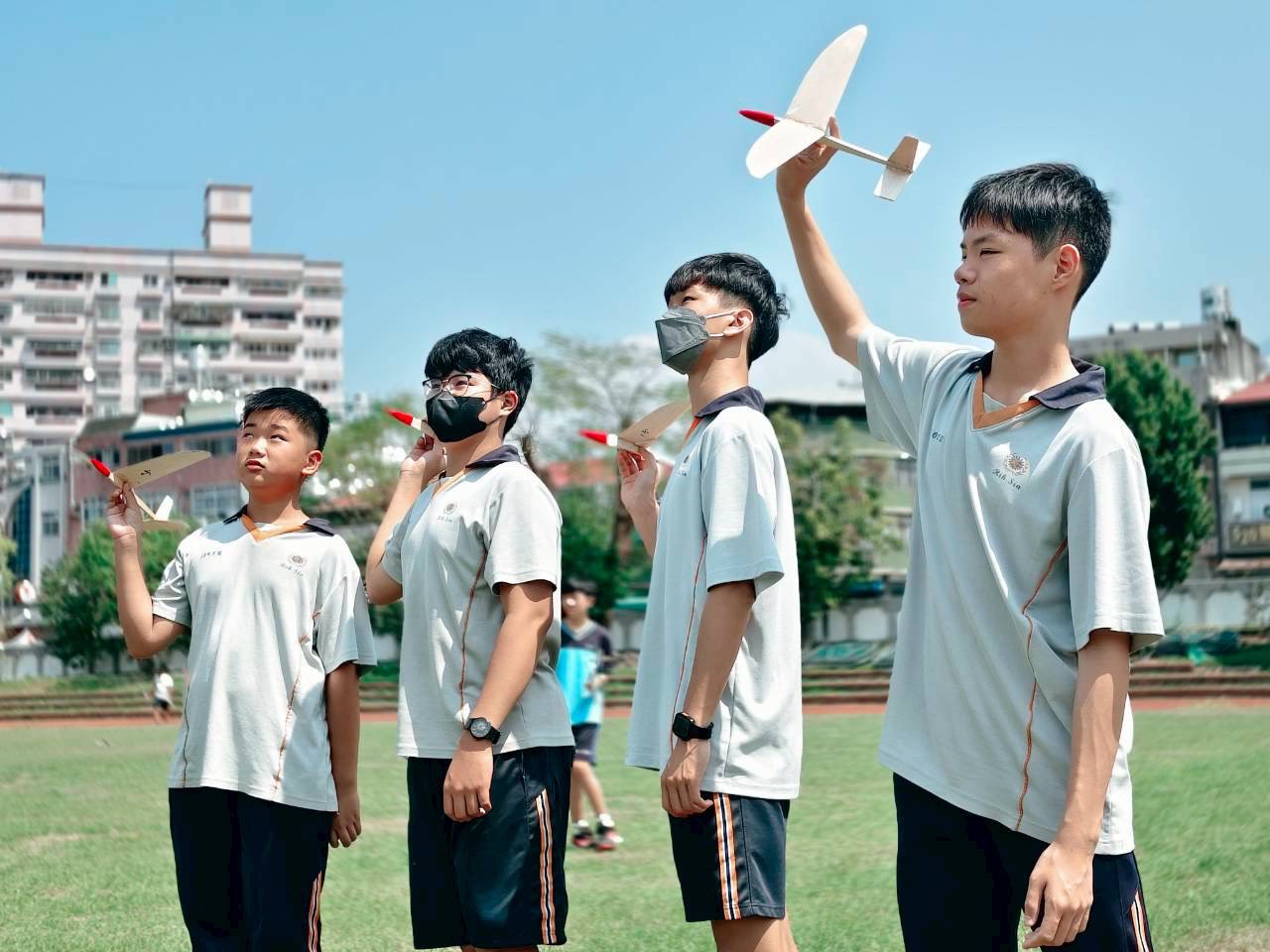 圖片-師生齊飛、教學相長 南投縣滑翔機飛行競賽於24日熱鬧登場