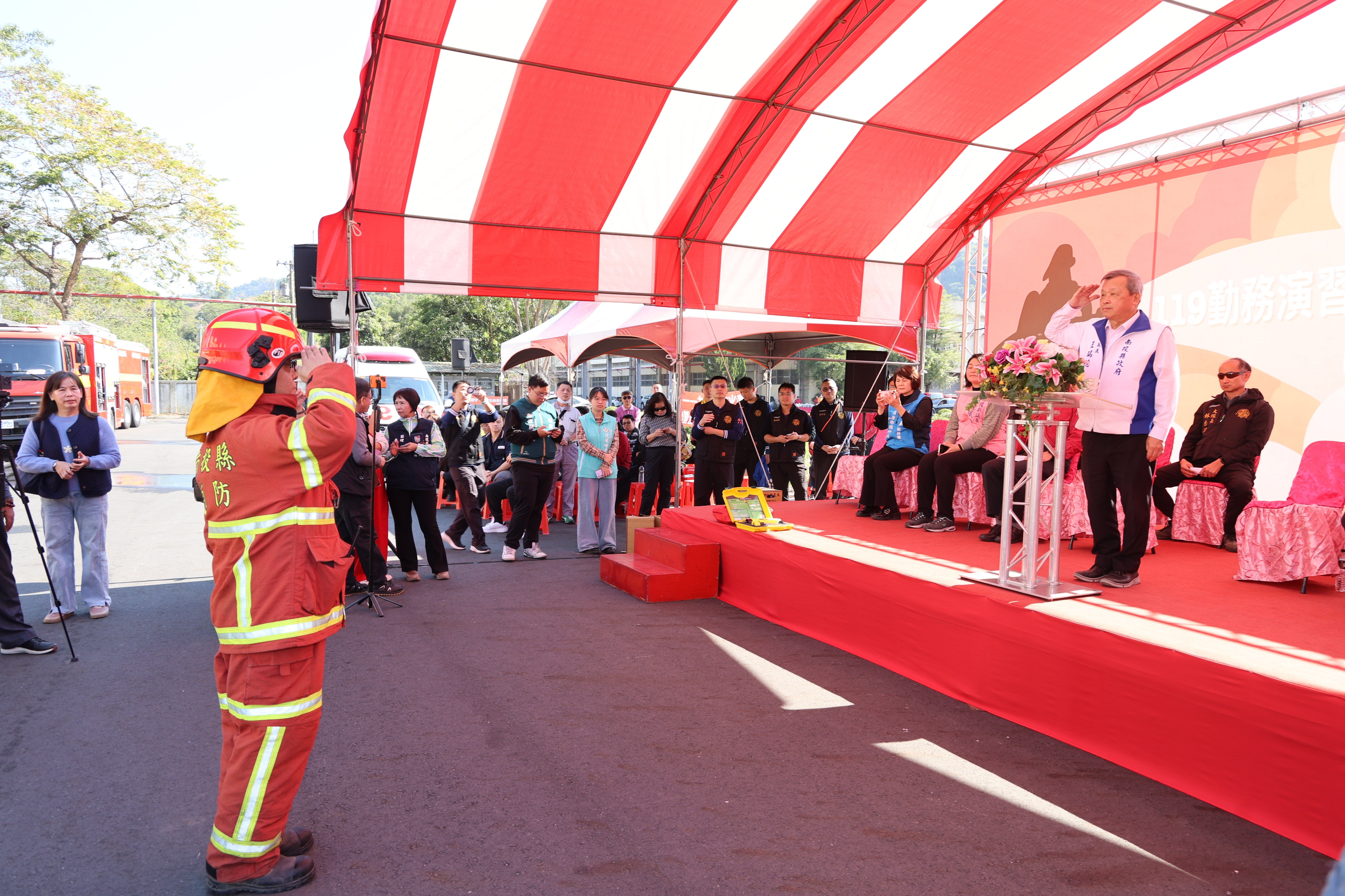 相關圖片8-南投縣119擴大防災演習副縣長王瑞德視導  展示電動車新式滅火器材 強化春節救災量能