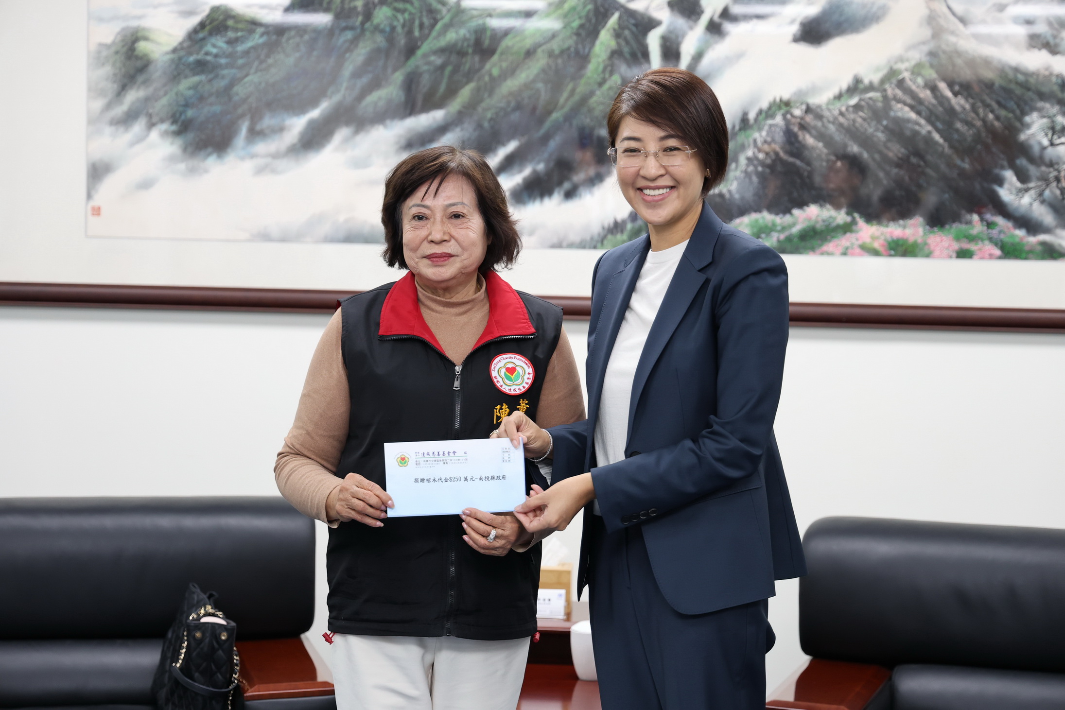 相關圖片1-達成慈善基金會捐款280萬元助弱勢 許縣長表感謝