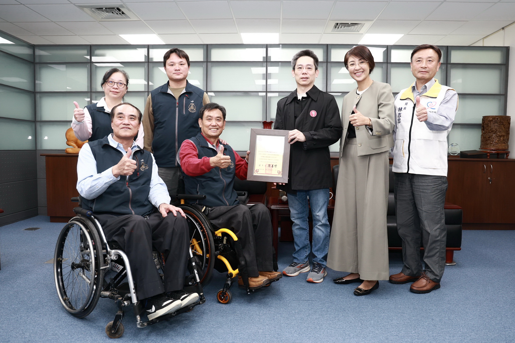 相關圖片2-許縣長感謝中華耆幼關懷協會捐贈本縣復康巴士