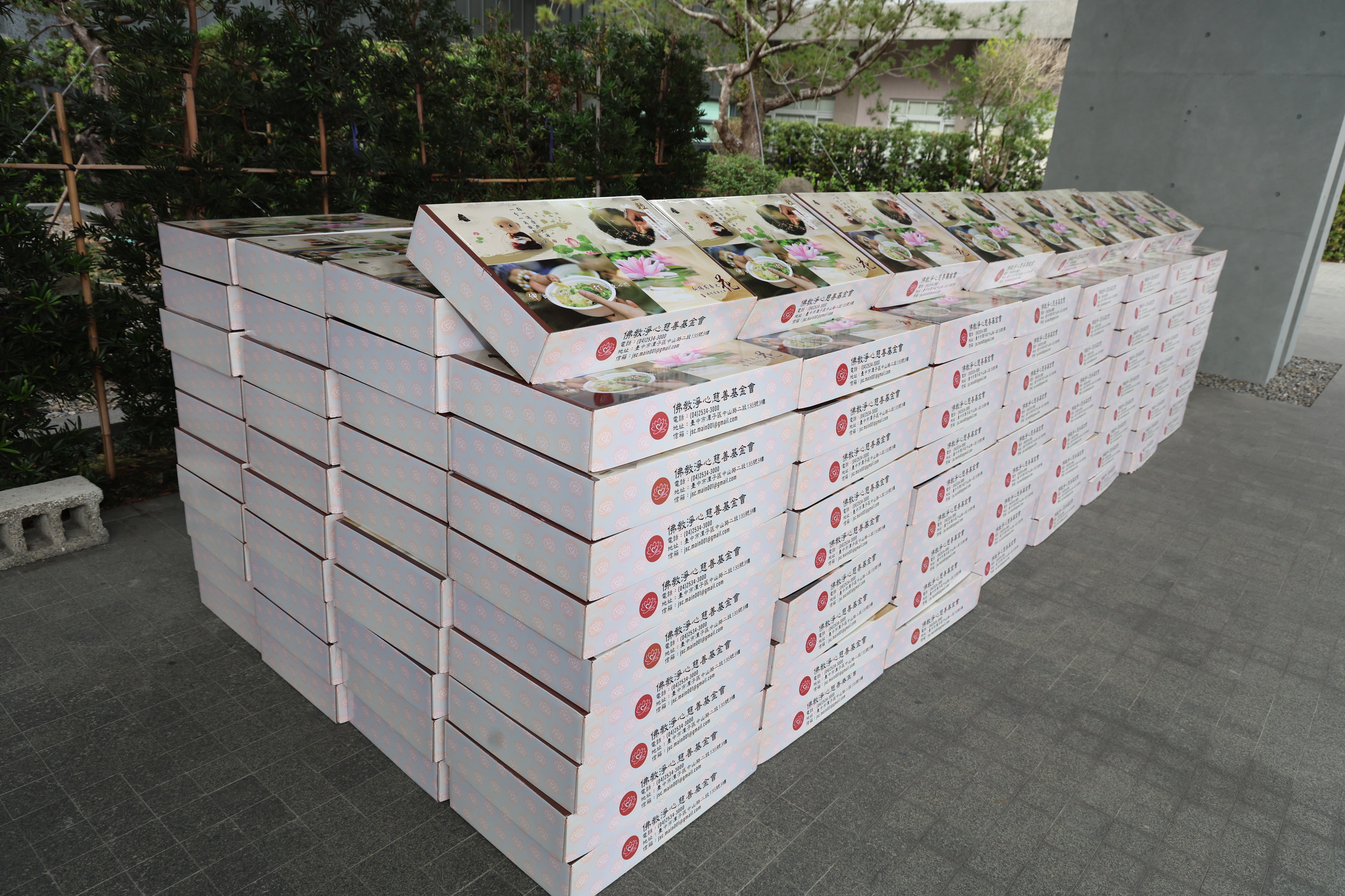 相關圖片6-靈巖山寺、淨心慈善基金會捐助善款及食物箱關懷南投弱勢