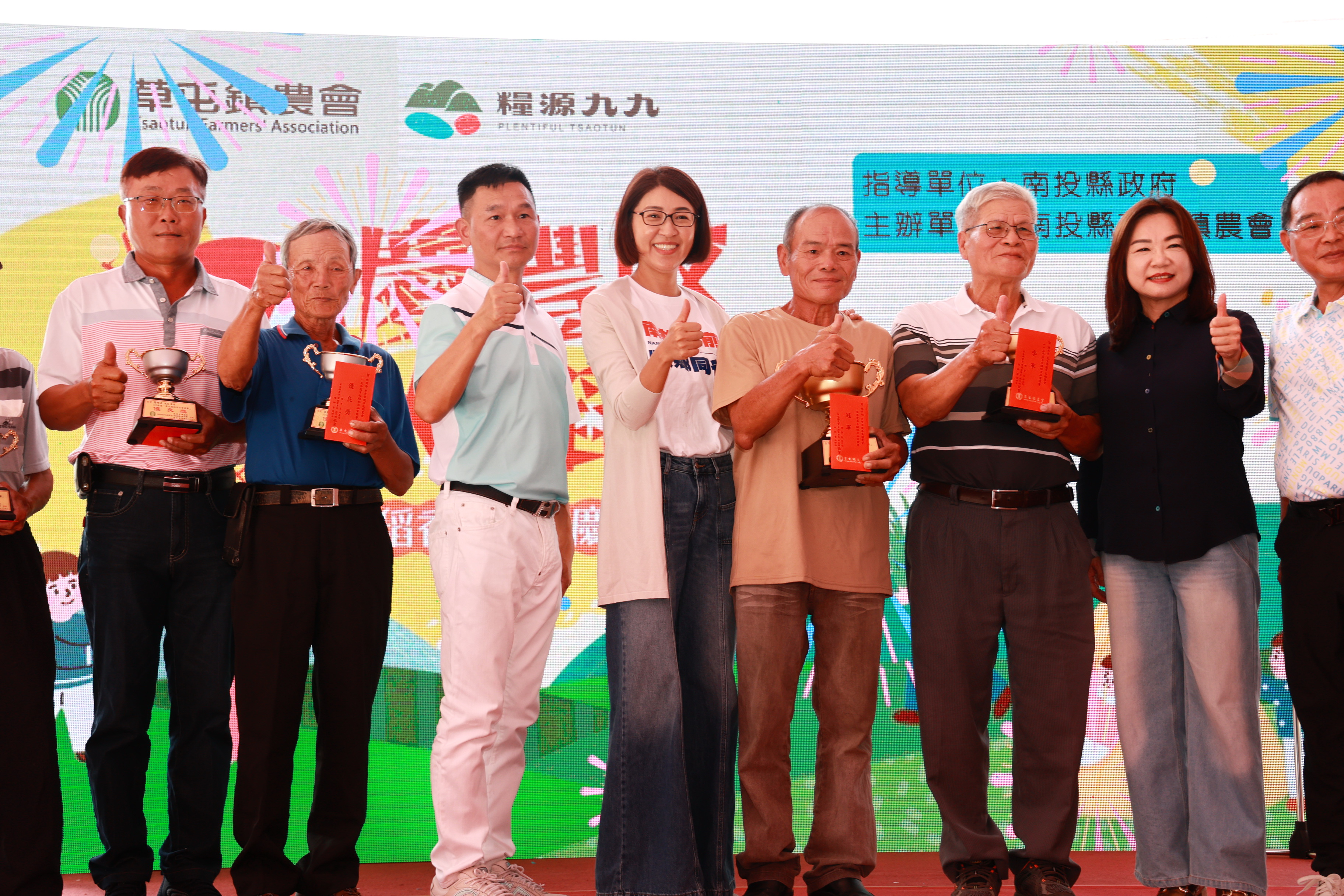 圖片-草屯千人割稻飯熱鬧登場 許縣長表揚慶豐收