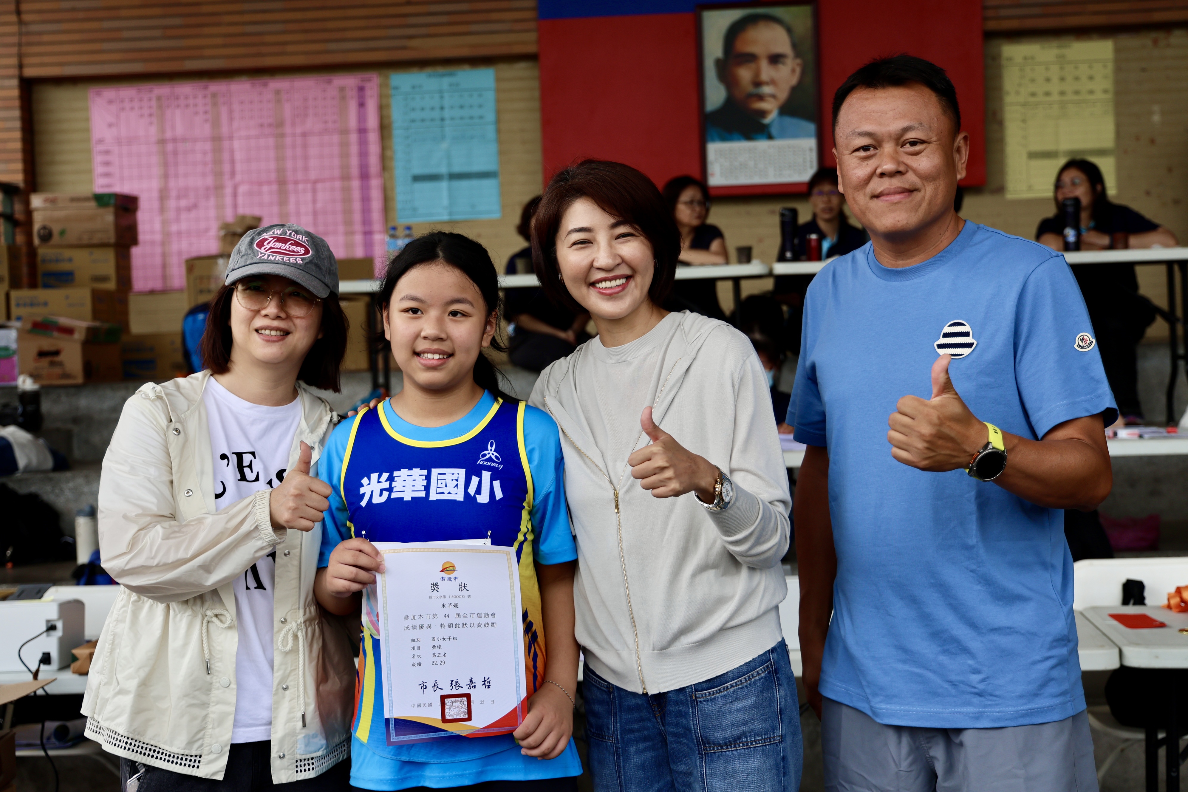 相關圖片4-南投市第44屆市運會熱血登場 許縣長為小將加油