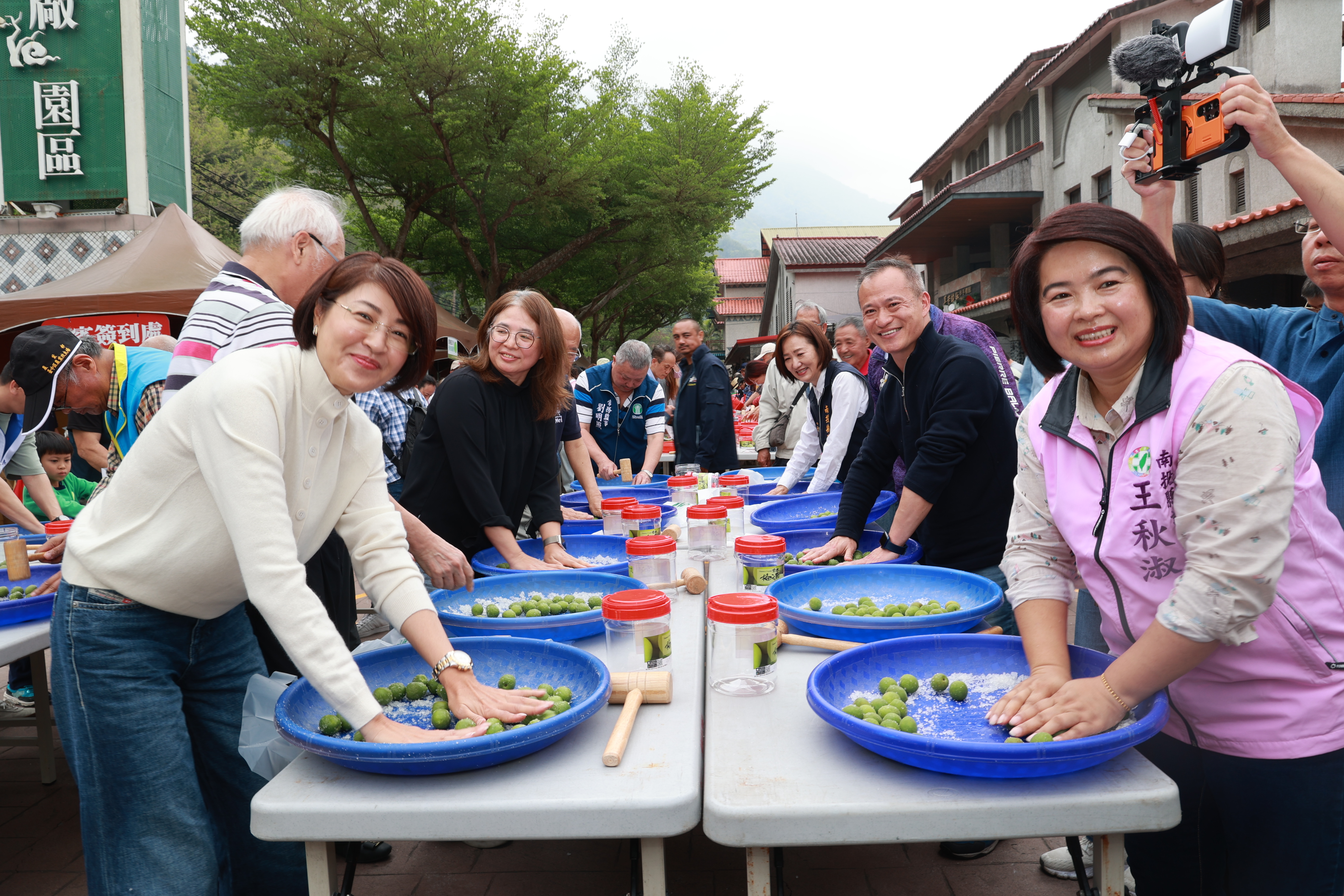 相關圖片3-南投梅子節推廣在地鮮食　許淑華縣長與民眾手作青梅