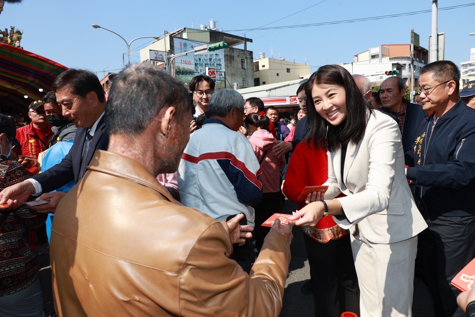 相關圖片4-許縣長年初一跑7宮廟 祈福發小紅包