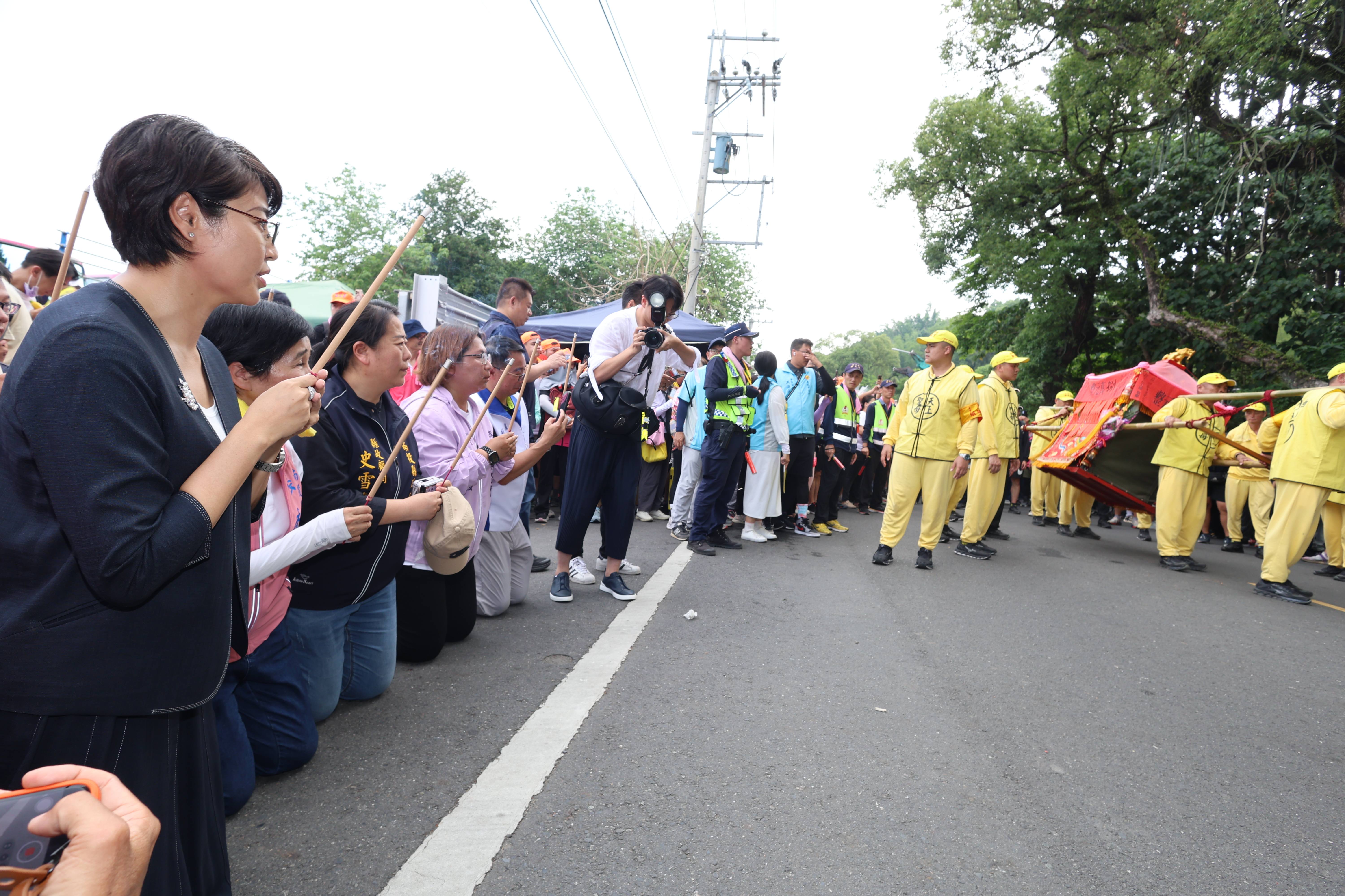 圖片-白沙屯媽祖遶境南投 許縣長名間跪迎鑾駕祈願