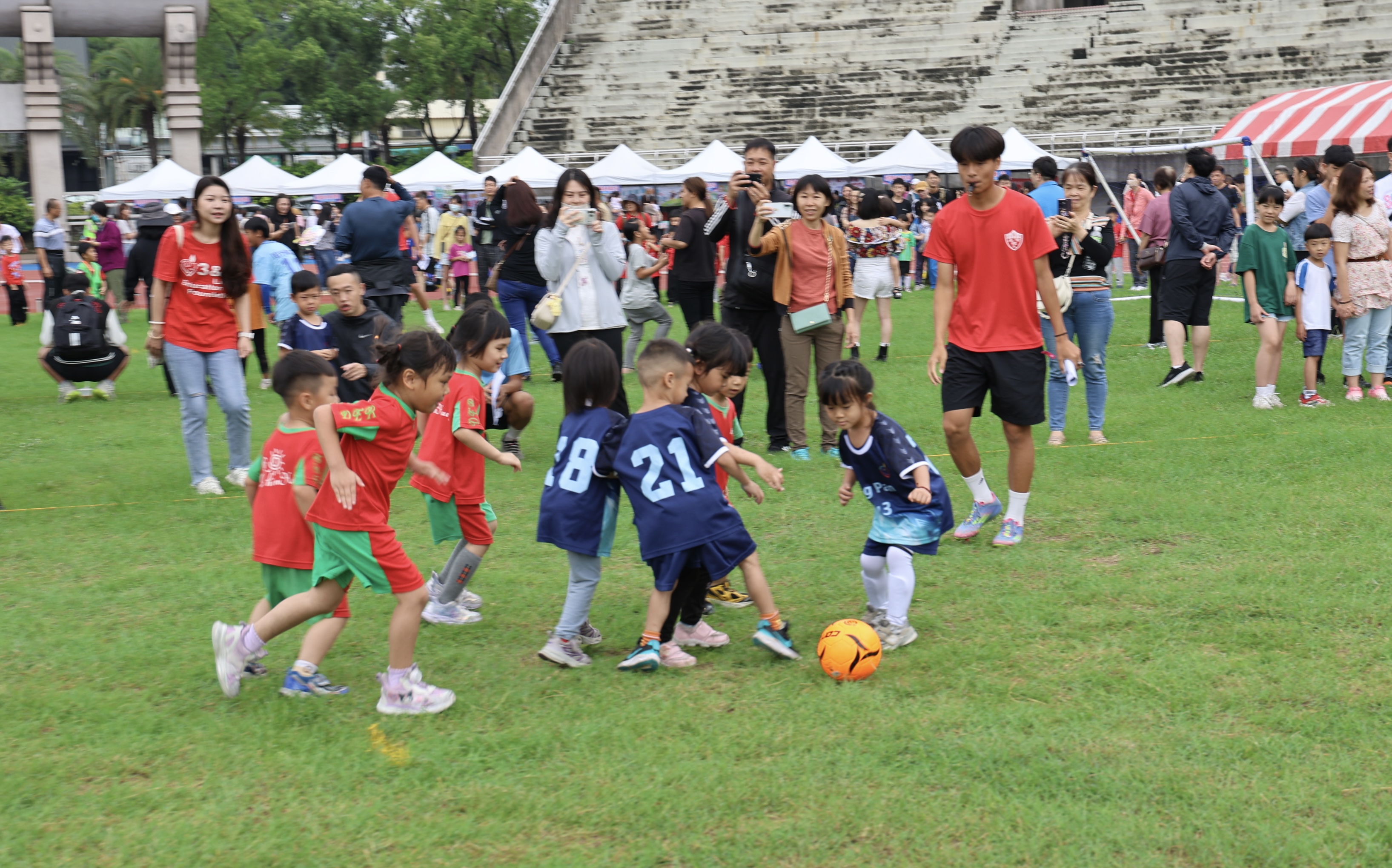 相關圖片6-南投璉紅盃足球賽登場  78隊小選手歡喜領取人生第一面姓名獎牌