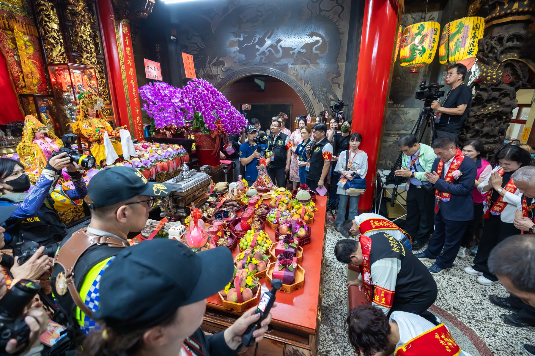 相關圖片5-許縣長參加白沙屯媽祖徒步進香登轎儀式　為縣民祈福