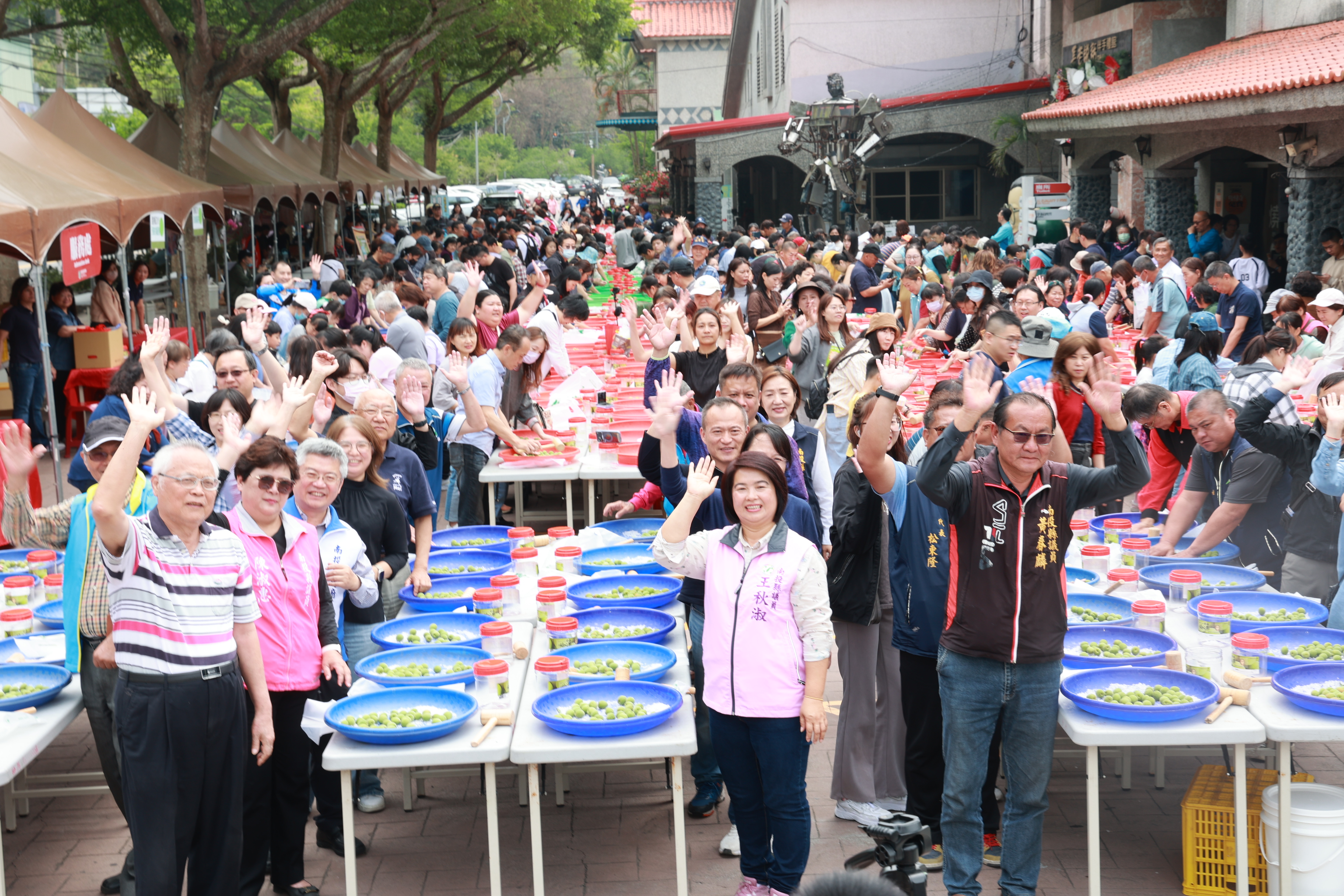 相關圖片4-南投梅子節推廣在地鮮食　許淑華縣長與民眾手作青梅