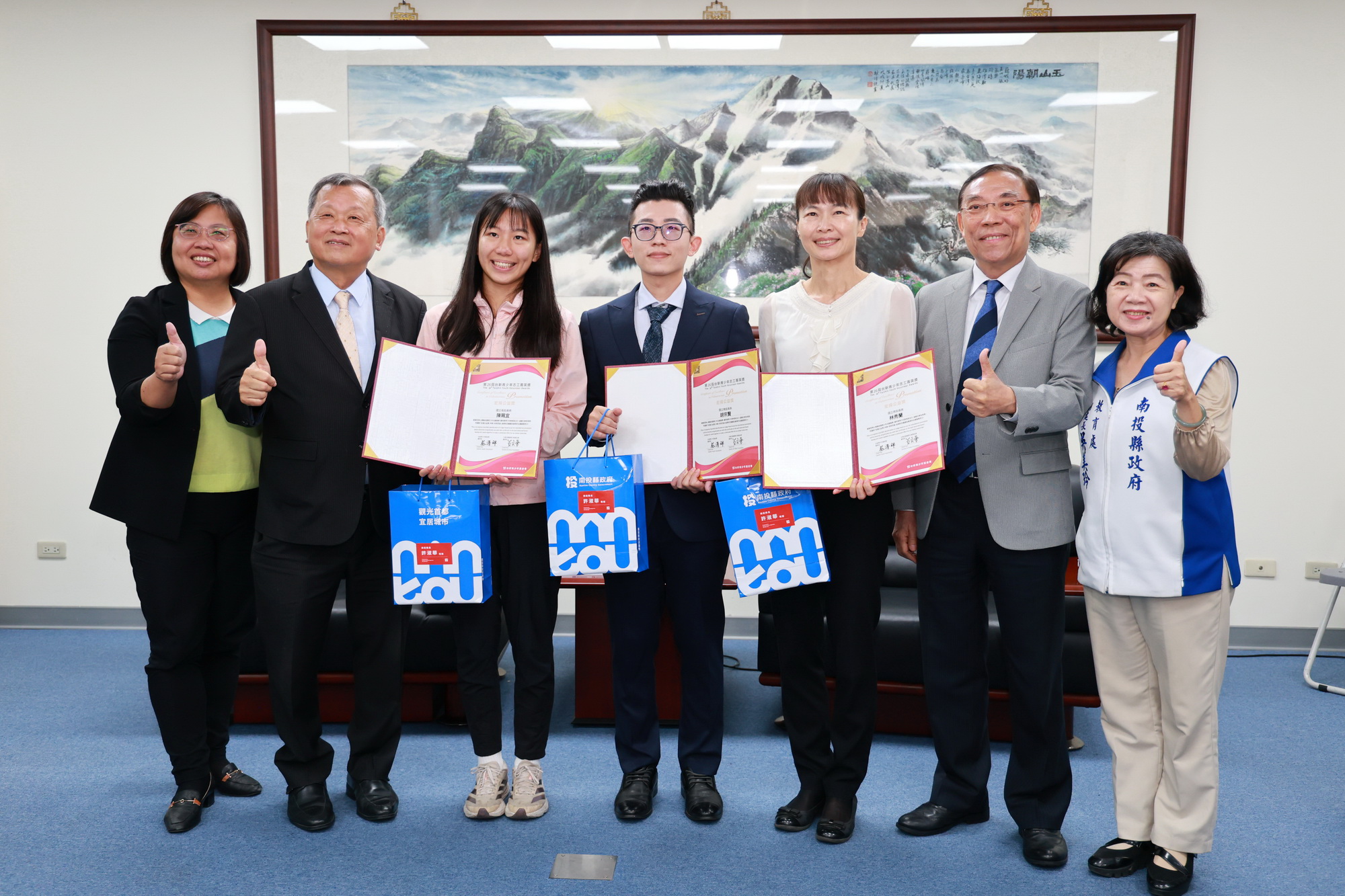 相關圖片3-縣府表揚本縣榮獲台新青少年志工菁英獎4位得主及南投高商
