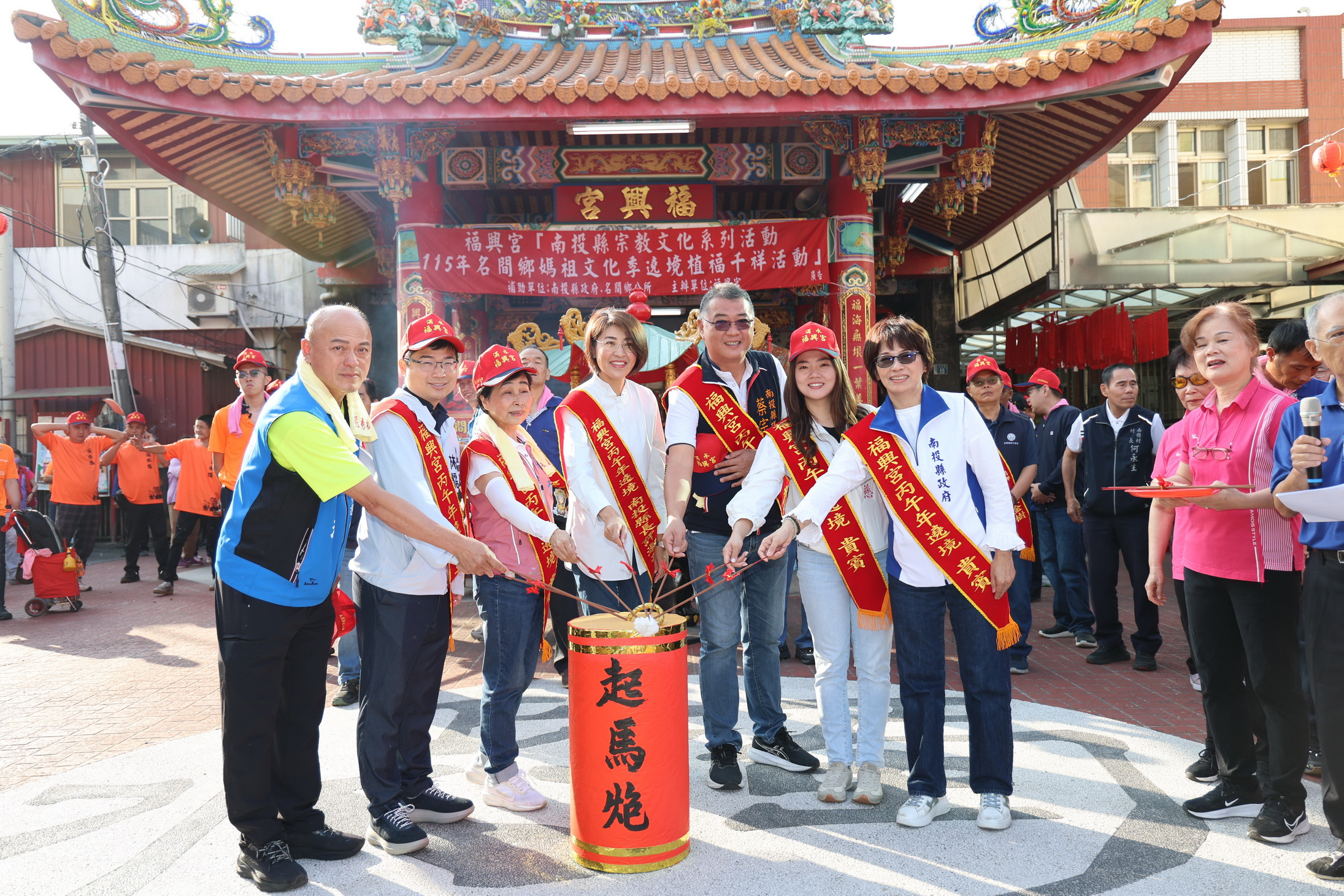 相關圖片3-名間鄉福興宮遶境登場 許縣長參香點起碼炮