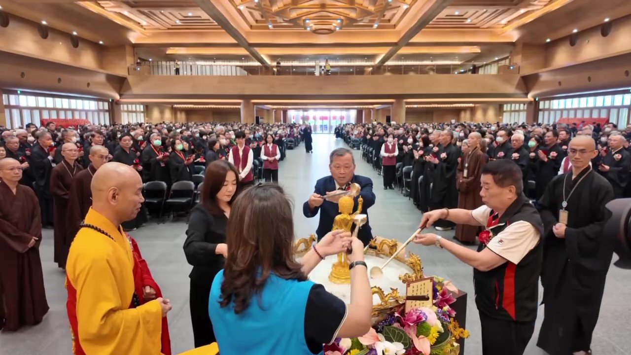 相關圖片2-中台禪寺千人浴佛 捐贈縣府200萬善款挹注弱勢與教育