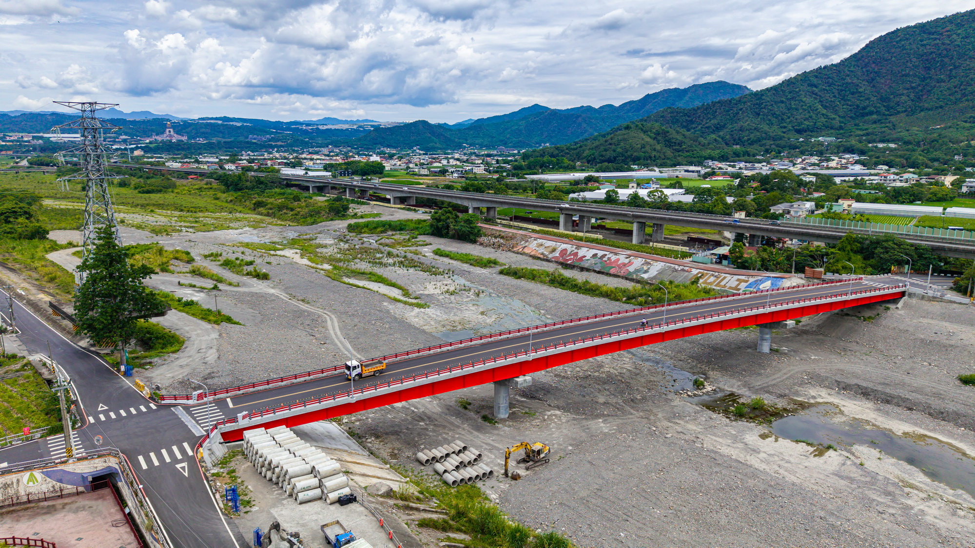 相關圖片5-埔里守城橋完工通車  紅色弧形橋面橫跨眉溪