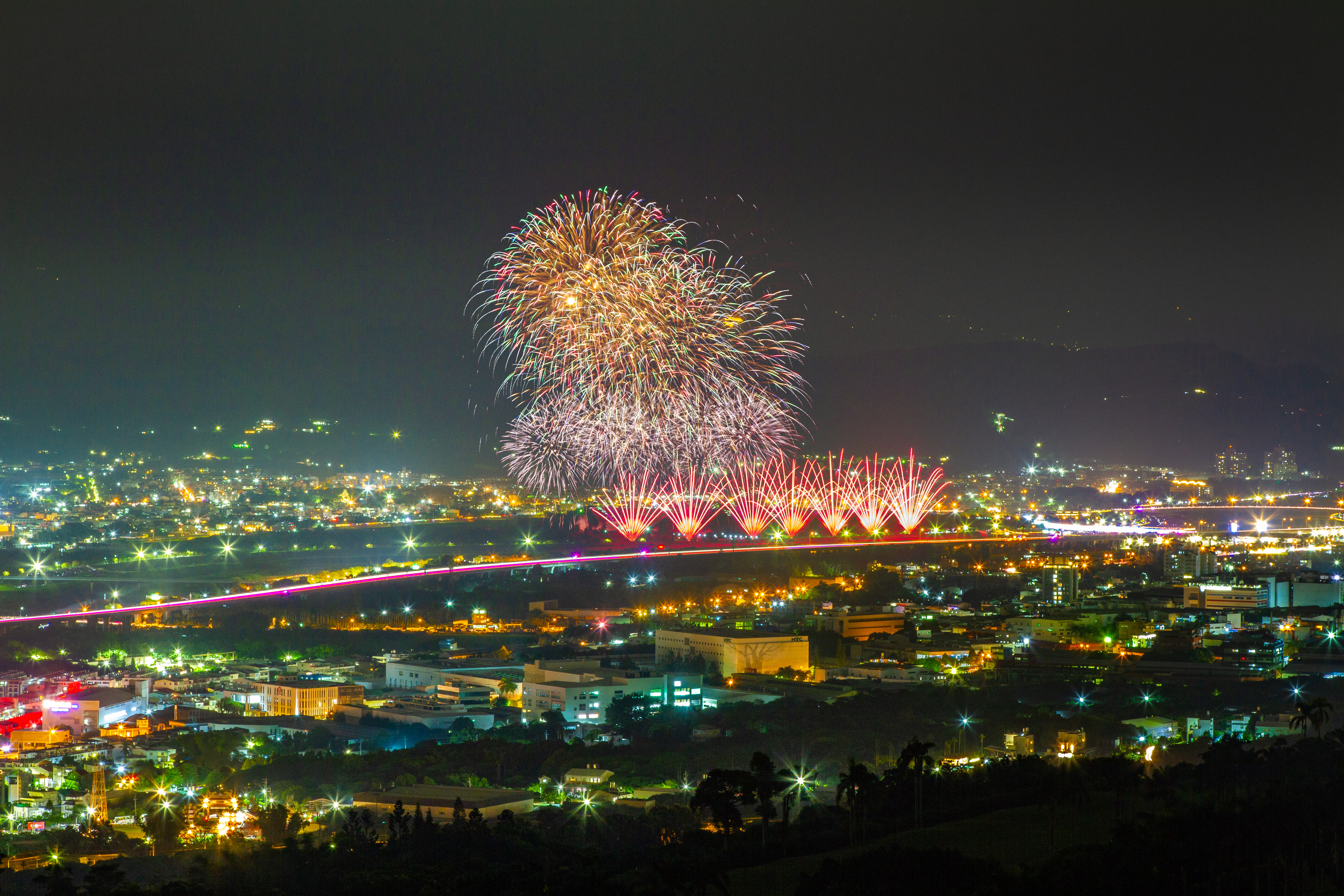 other image3-Nantou Hosts National Day Fireworks Display, Lighting Up the Sky with Over 40,000 Shells, Oct. 10th