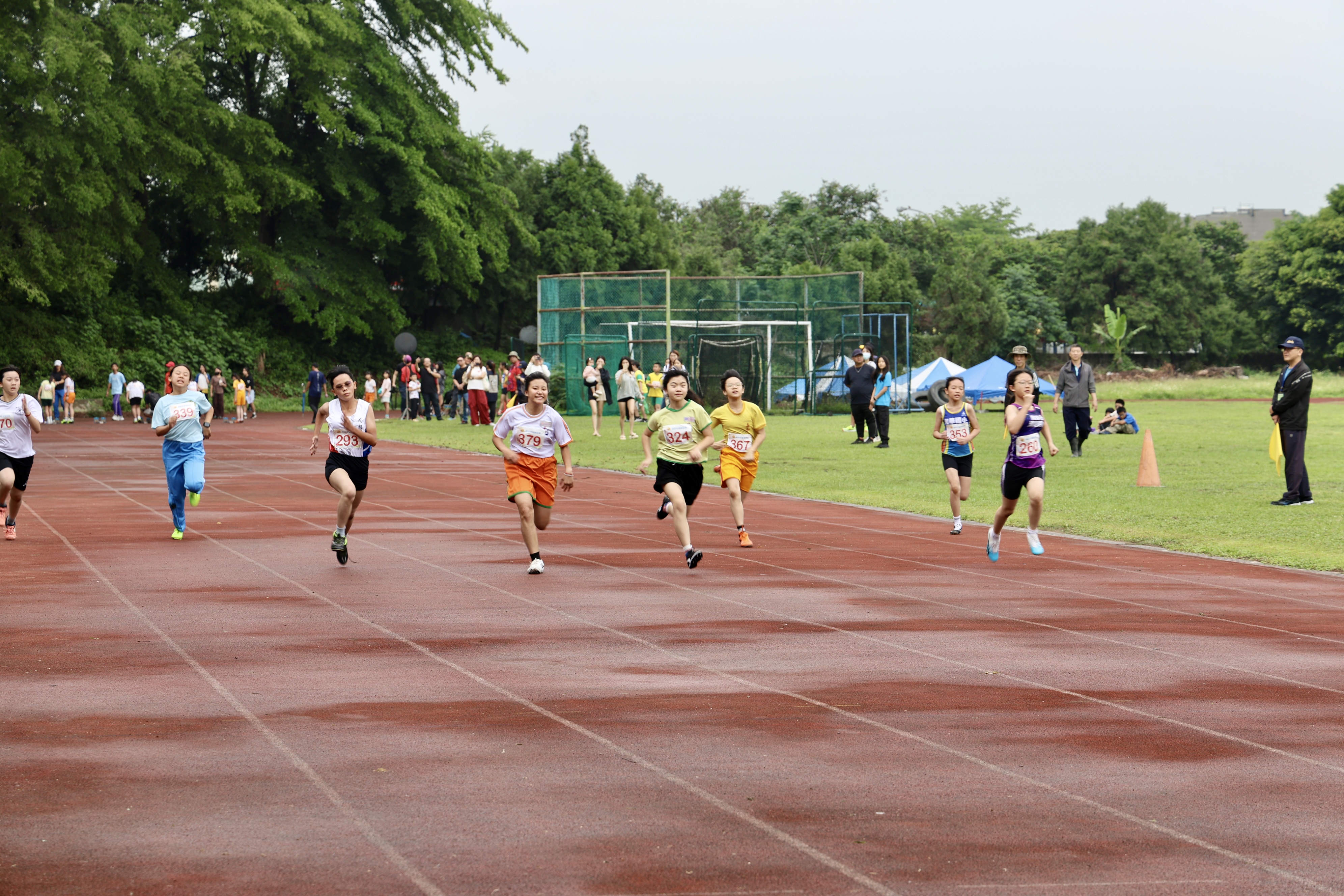 相關圖片8-南投市第44屆市運會熱血登場 許縣長為小將加油