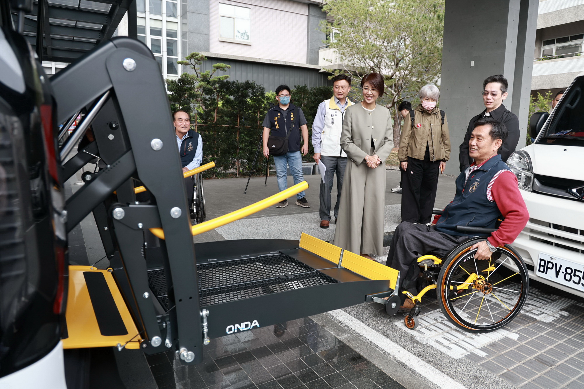 相關圖片3-許縣長感謝中華耆幼關懷協會捐贈本縣復康巴士