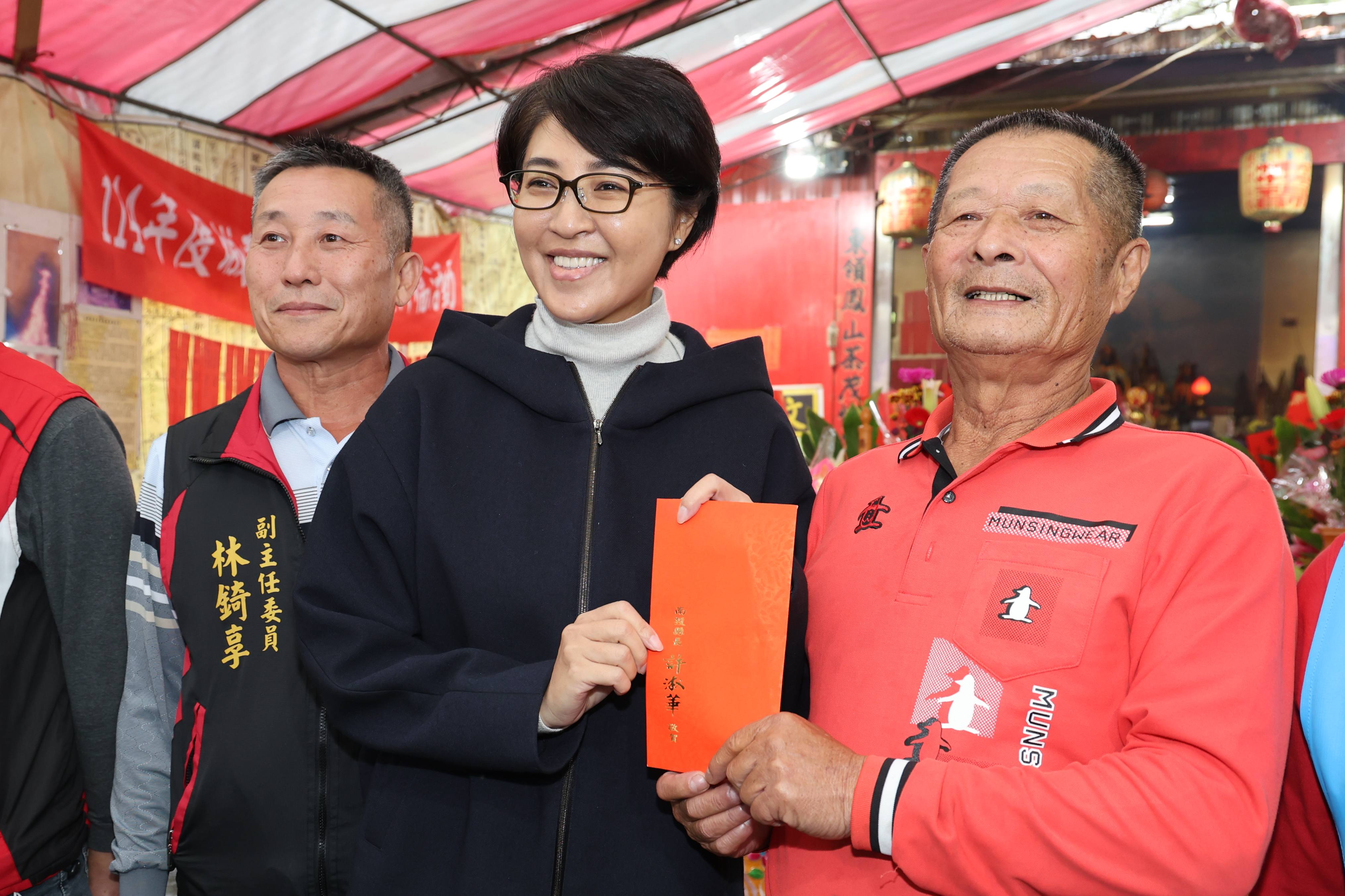 相關圖片1-慚愧祖師聖誕許縣長赴鹿谷十宮廟參香祝壽