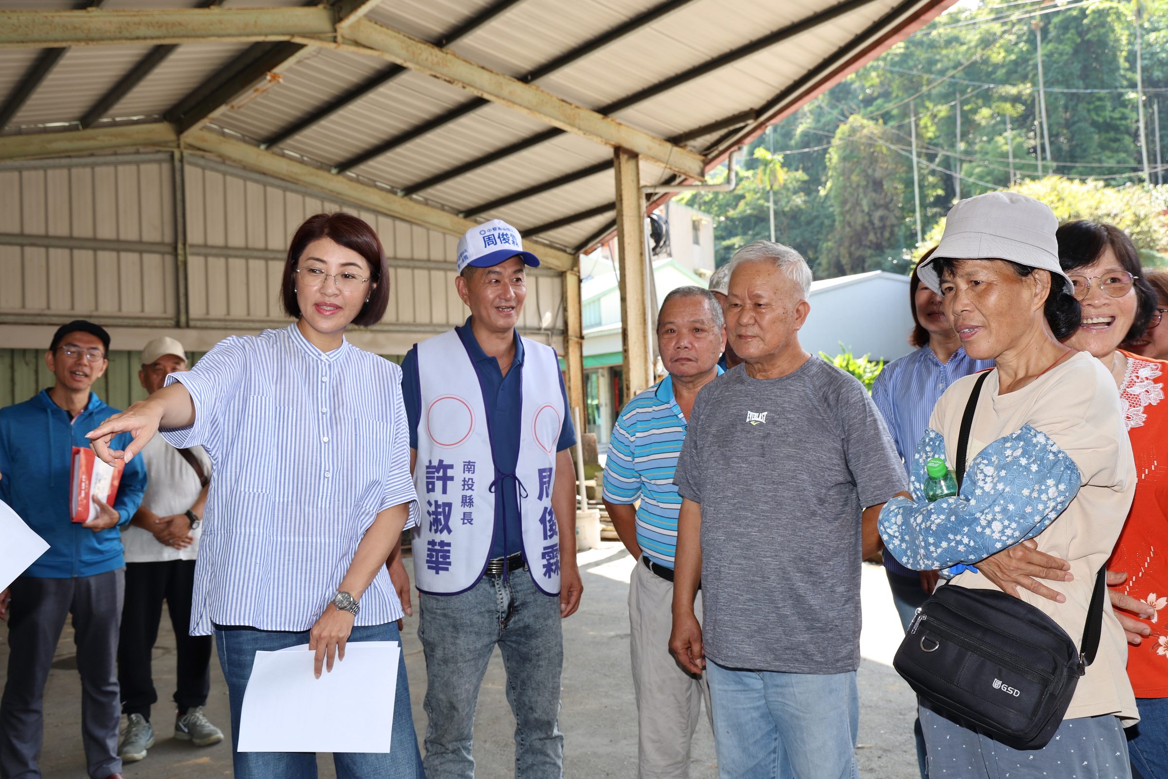 相關圖片1-許縣長勘查中寮鄉及草屯鎮20項地方建設　  改善道路排水守護居民安全