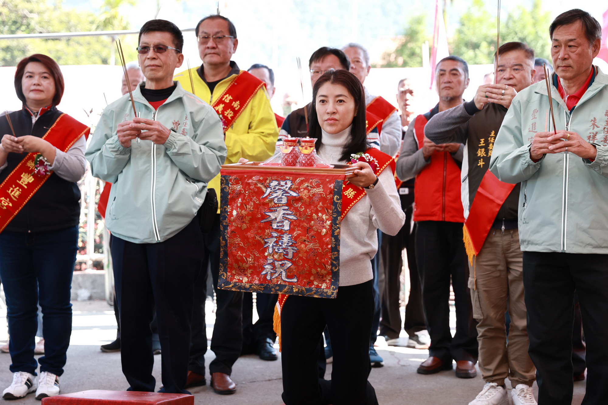 相關圖片1-信義鄉豐進宮入火安座慶成大典 許縣長贈匾揭牌