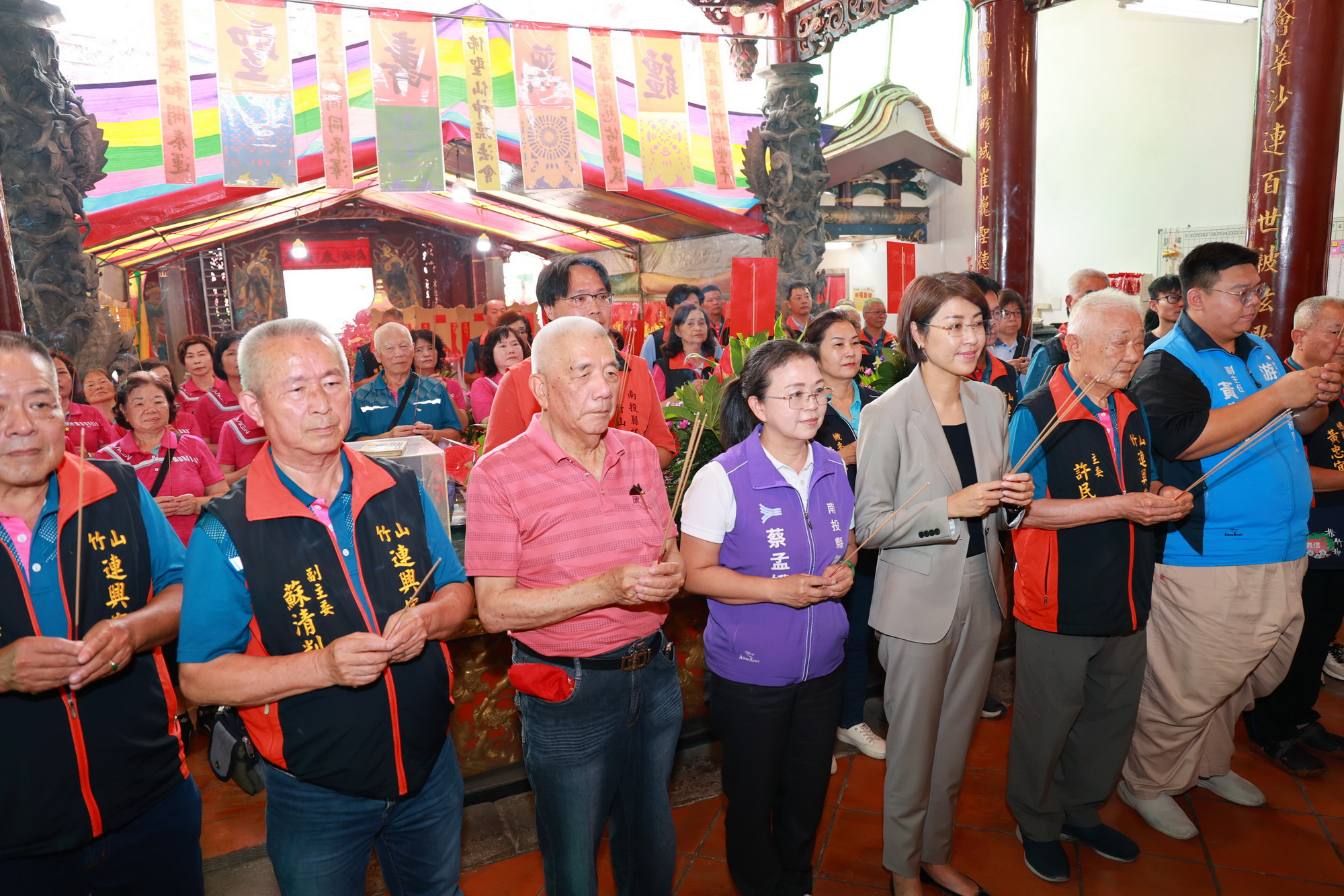相關圖片3-草屯朝清宮媽祖聖誕慶典登場  許縣長參拜祝壽點起馬炮