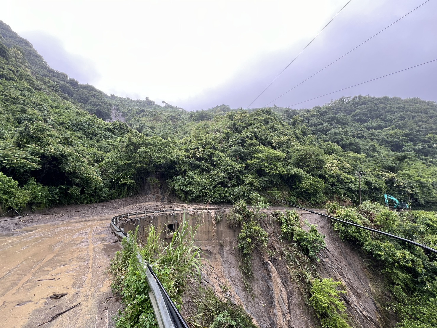 相關圖片2-投89線邊坡不穩土石持續流竄 縣府搶修守護用路安全