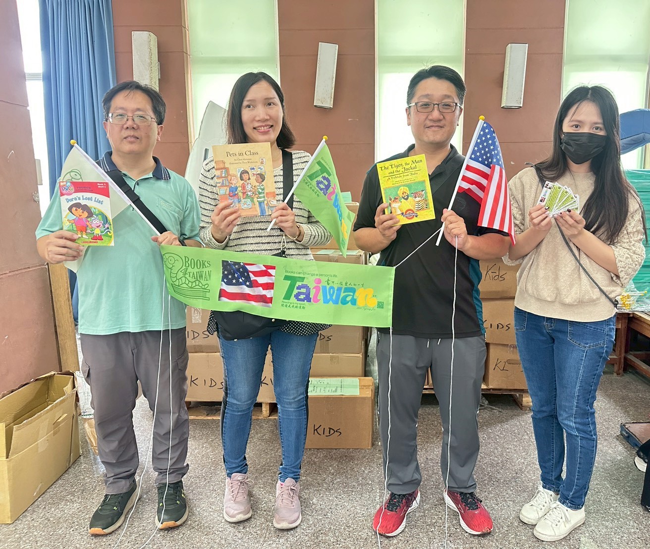 相關圖片1-萬卷洋書跨海抵達南投！24所學校參與「115年Books For Taiwan免費外文書索取計畫」領書活動 3月2日起於名間國小熱烈展開，齊力推動 60箱英語資源直送校園教學現場