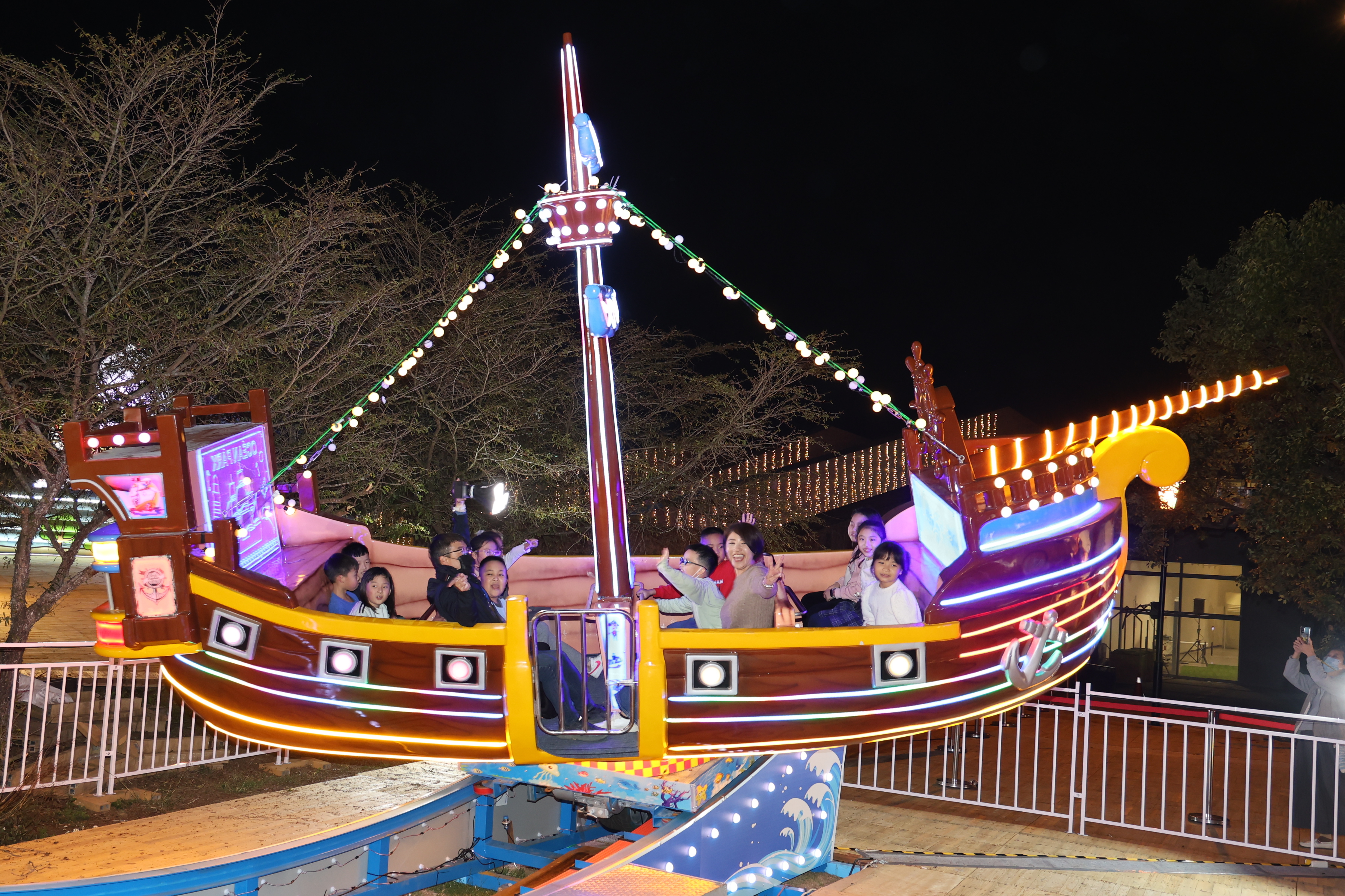 相關圖片5-南投燈會2度迎接金馬年驚豔試燈  小朋友追著許縣長玩透透